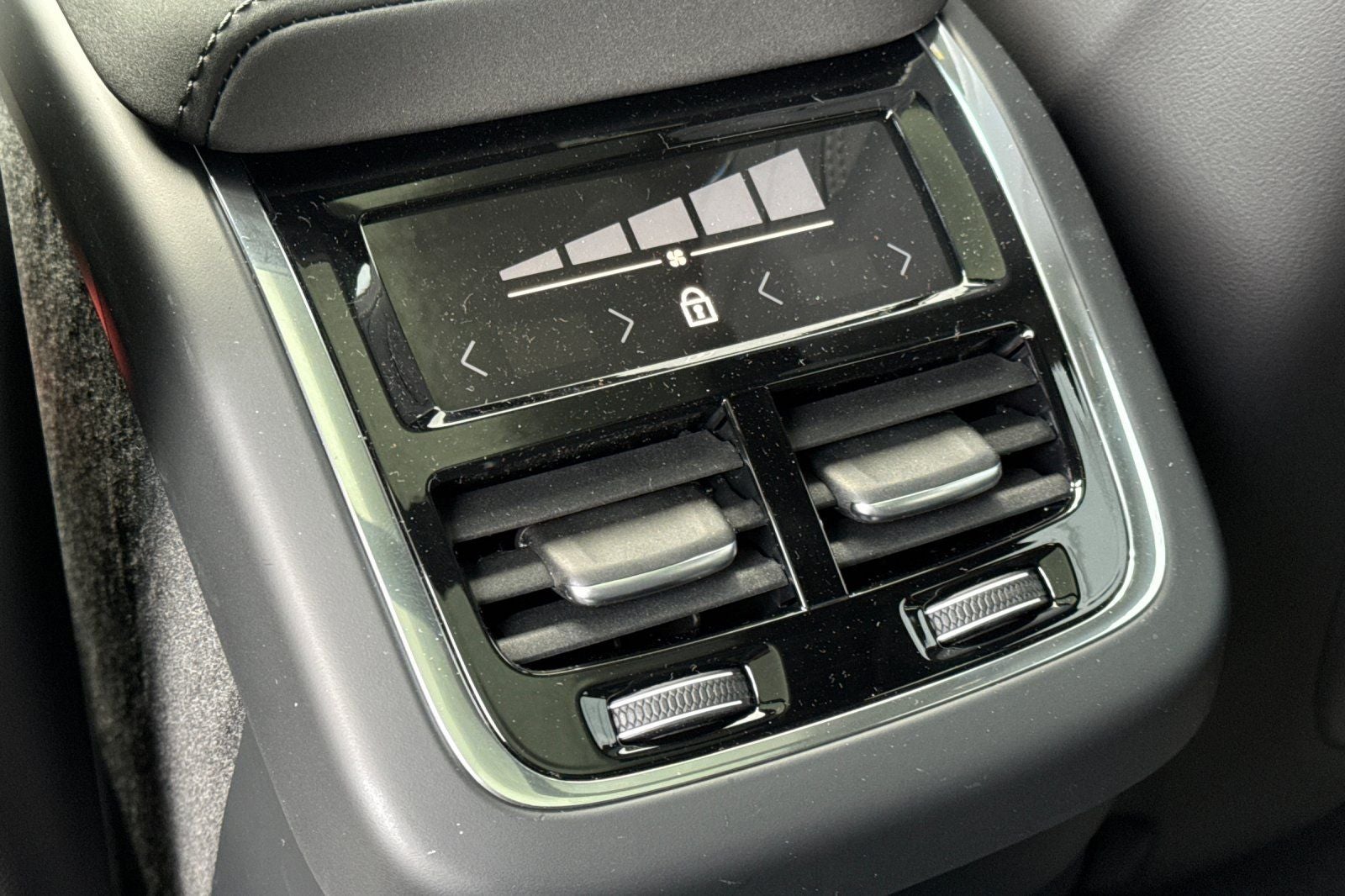 2026 Volvo XC60 B5 Ultra Black Edition