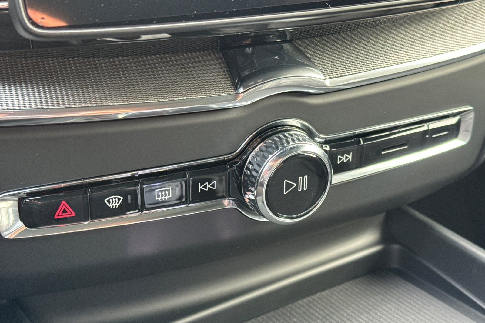 2026 Volvo XC60 B5 Ultra Black Edition