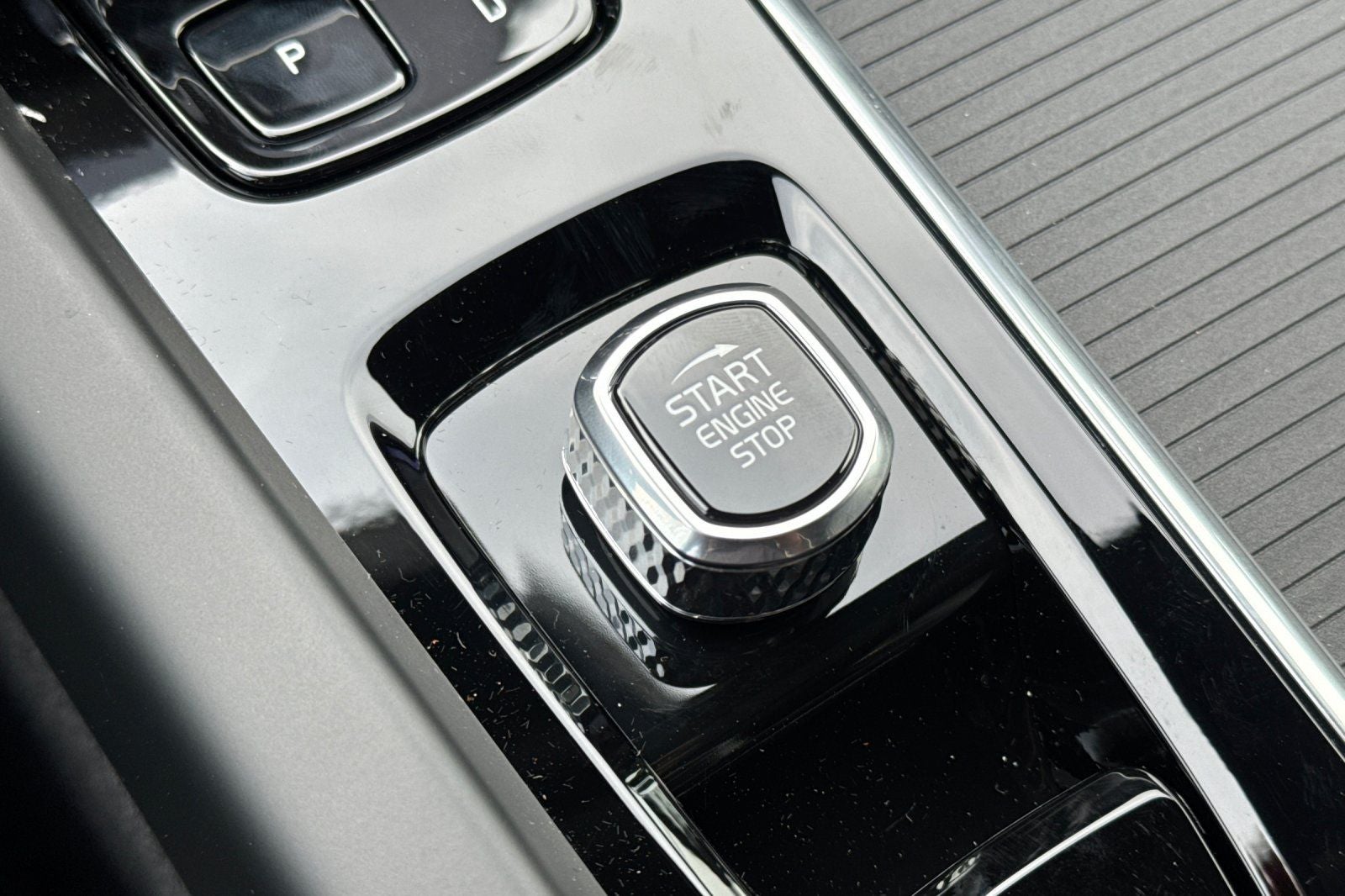 2026 Volvo XC60 B5 Ultra Black Edition