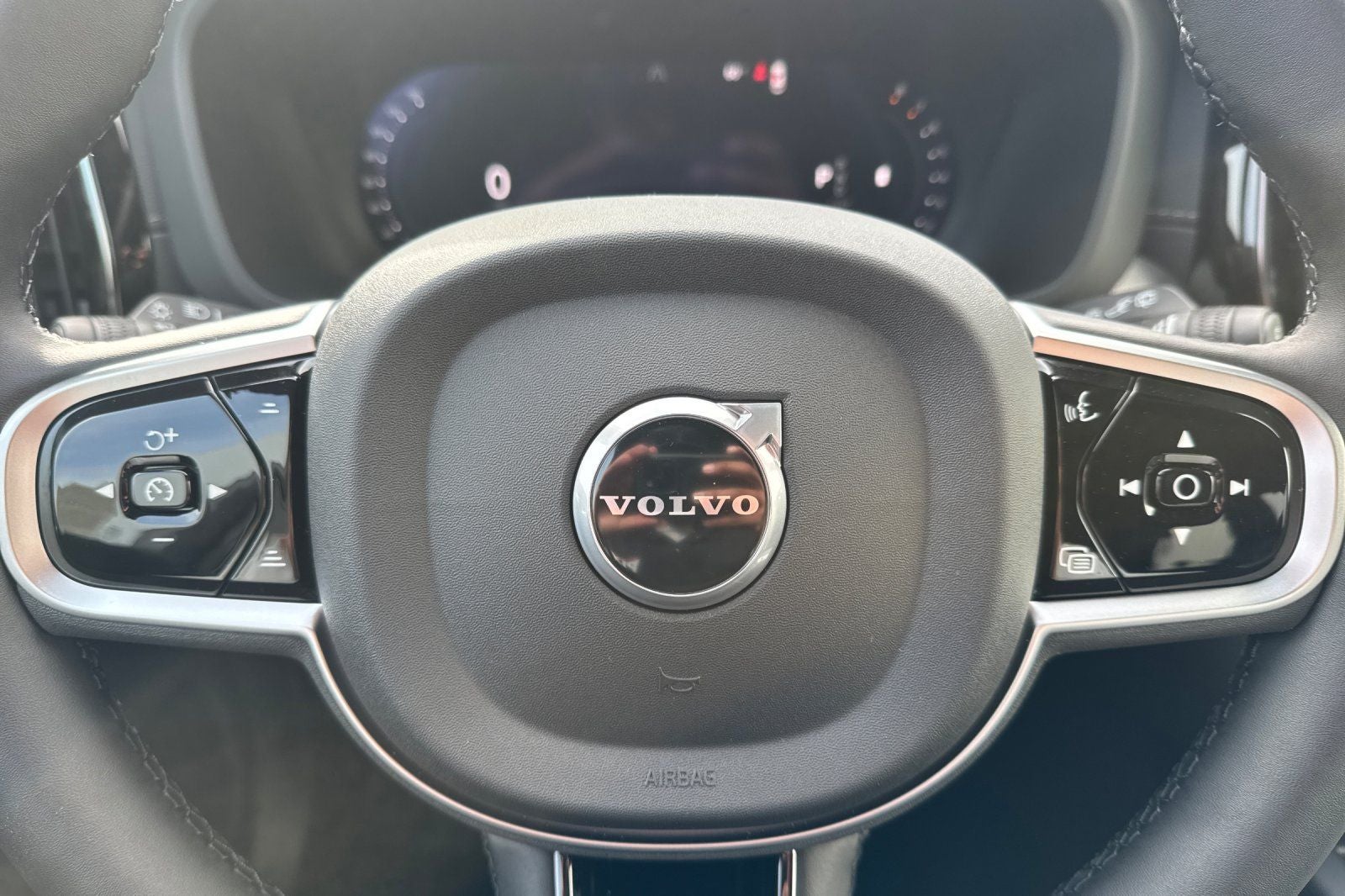 2026 Volvo XC60 B5 Ultra Black Edition