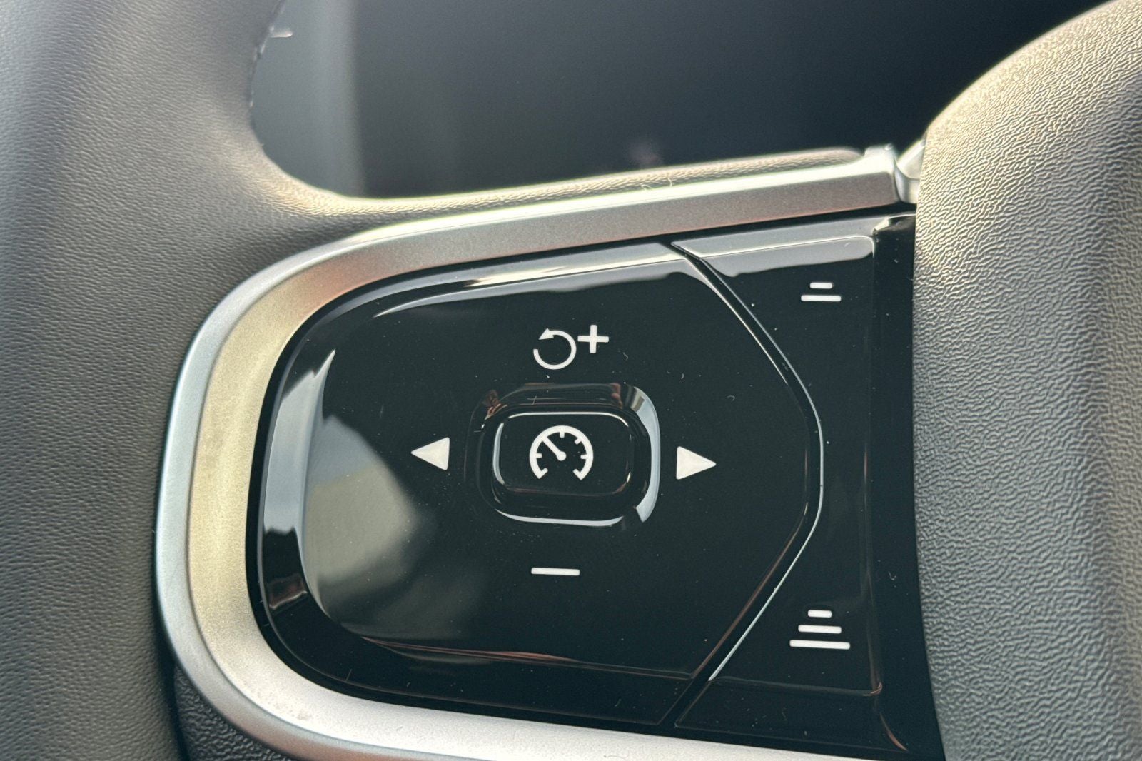 2026 Volvo XC60 B5 Ultra Black Edition