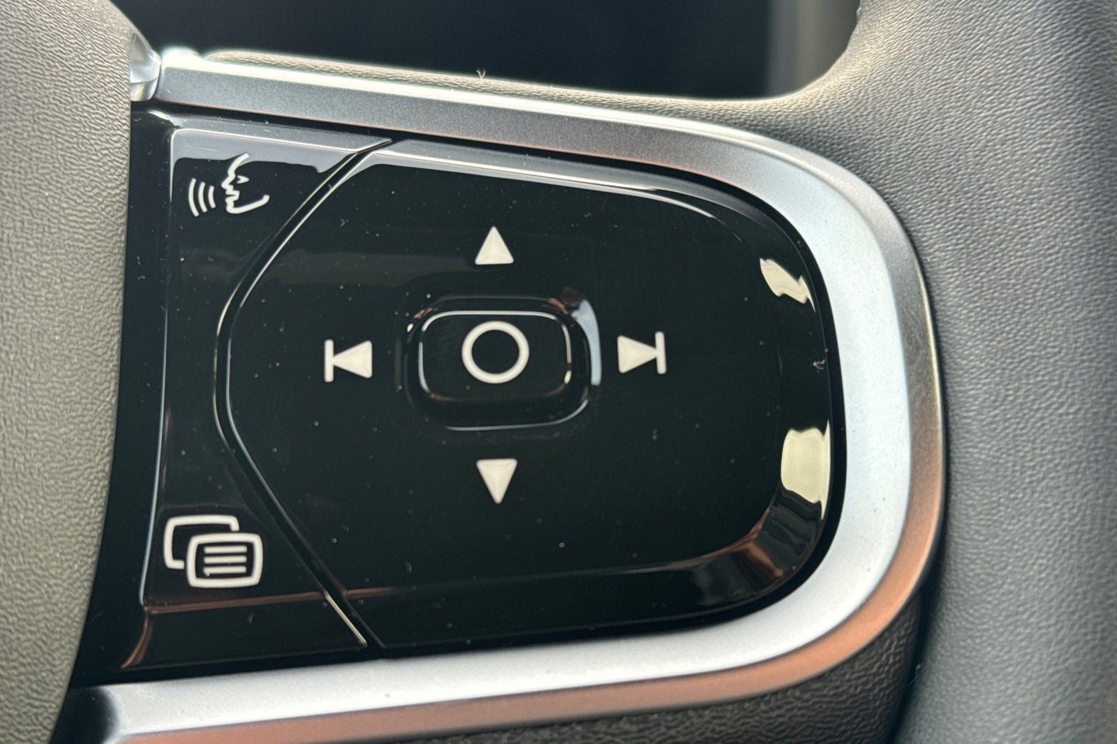 2026 Volvo XC60 B5 Ultra Black Edition