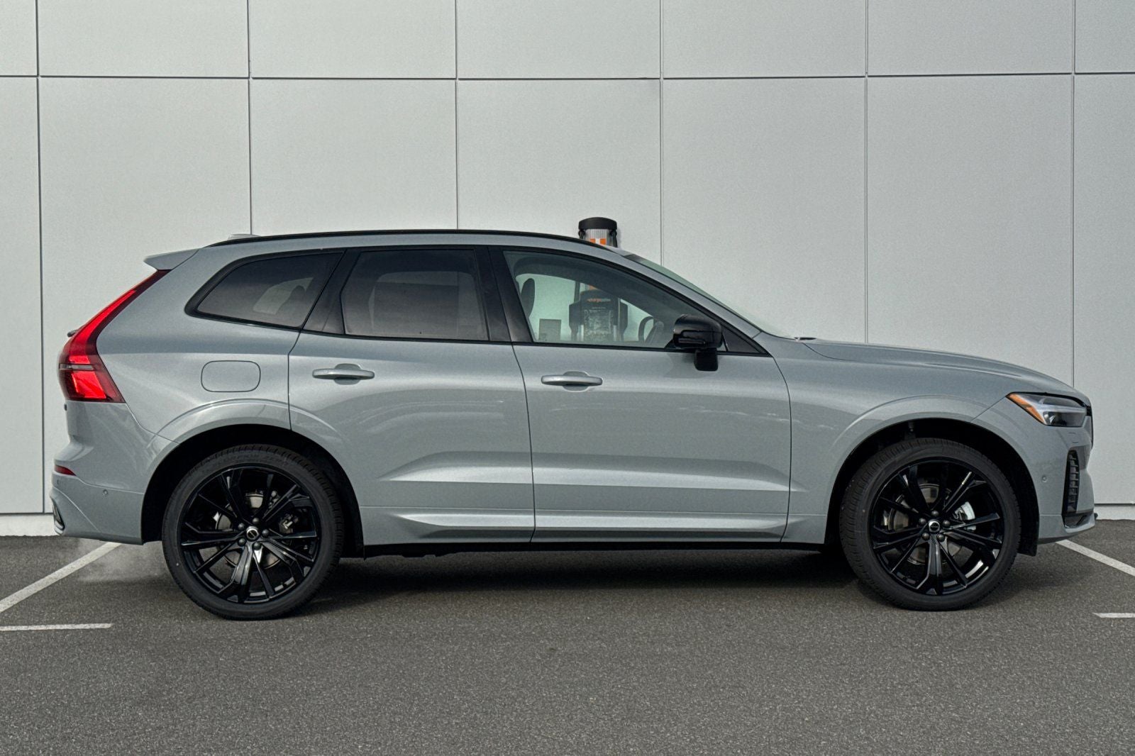 2026 Volvo XC60 B5 Ultra Black Edition