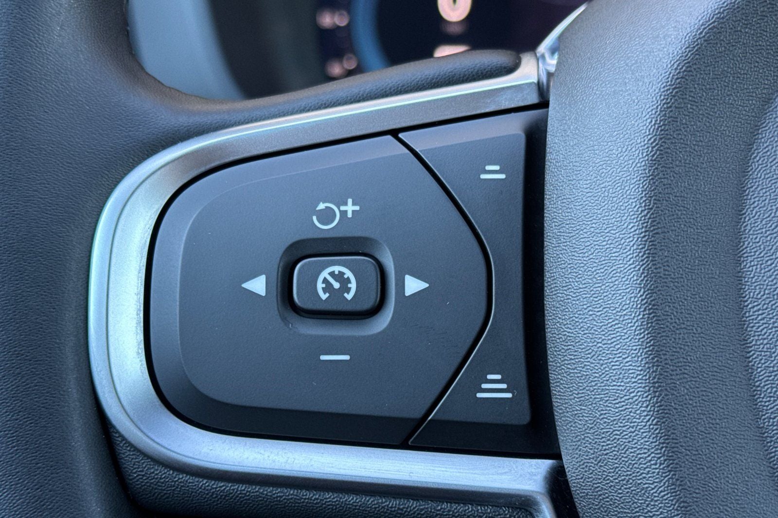 2025 Volvo XC60 B5 Core