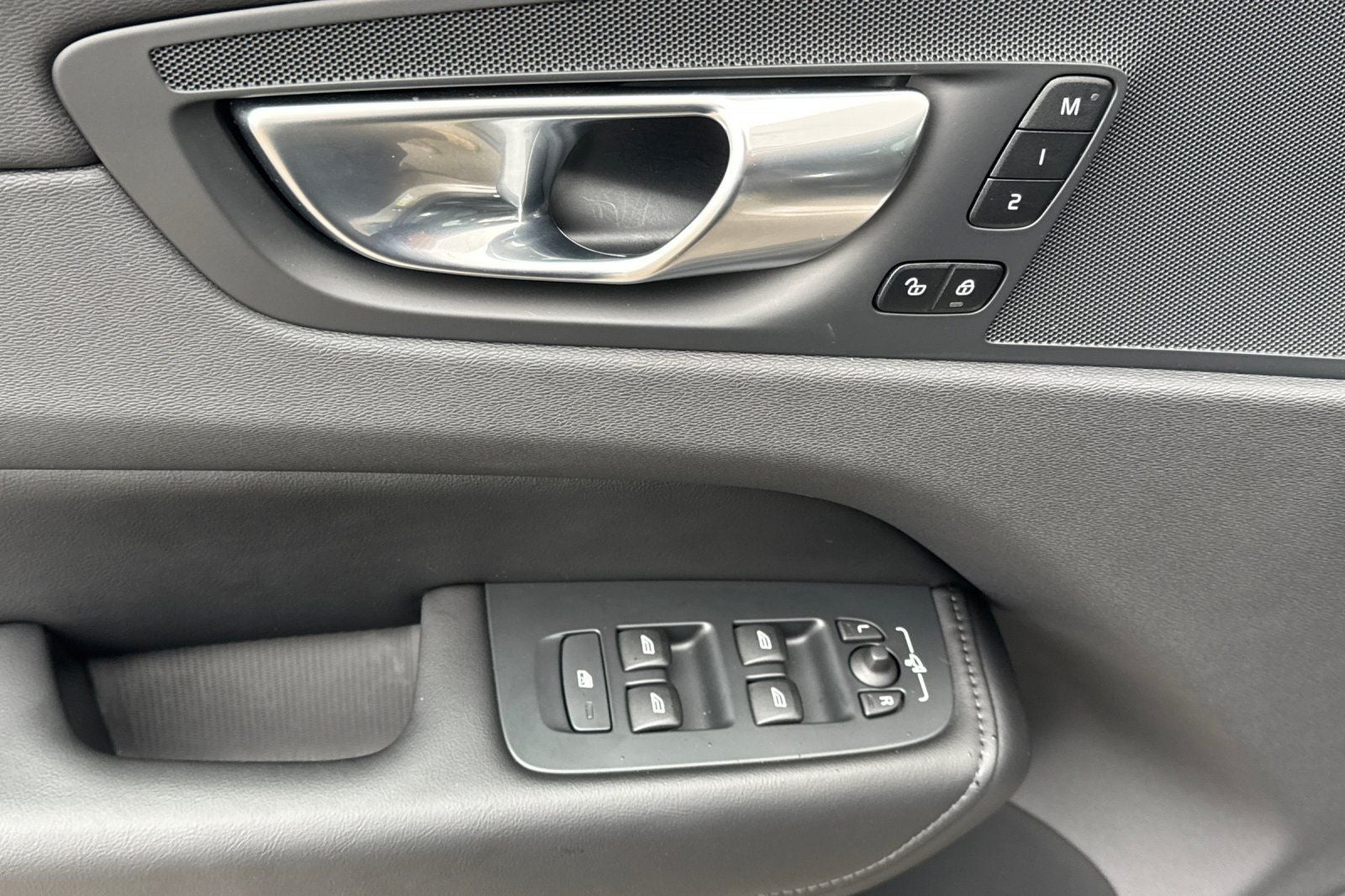 2025 Volvo XC60 B5 Core