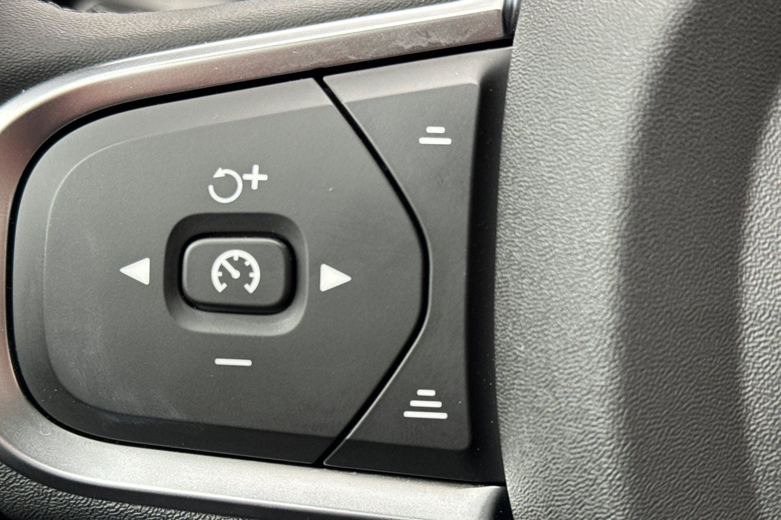 2025 Volvo XC60 B5 Core