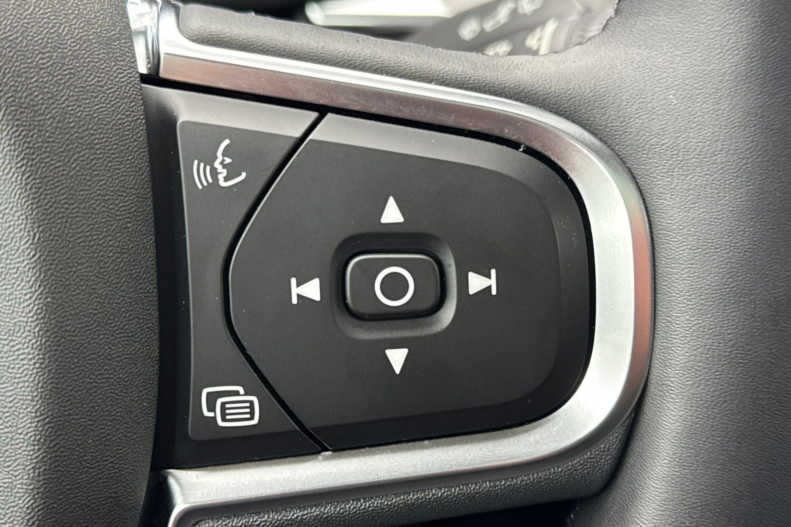 2025 Volvo XC60 B5 Core