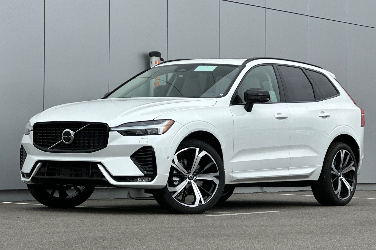 2025 Volvo XC60 B5 Ultra