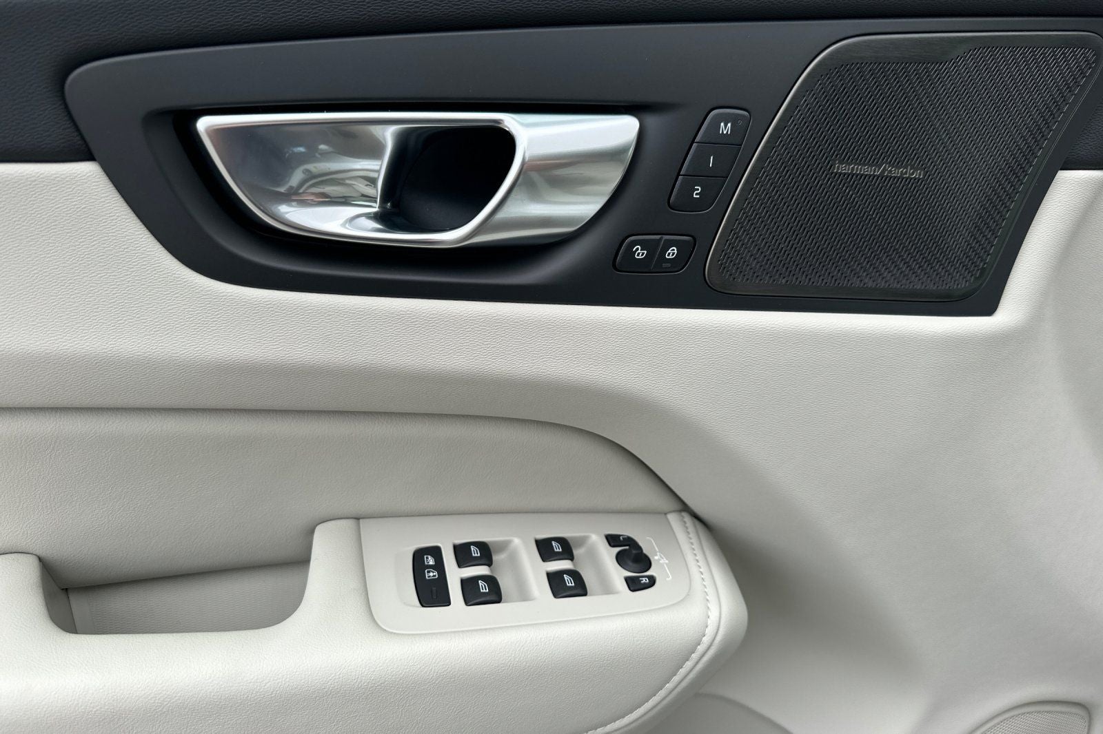 2025 Volvo XC60 B5 Ultra