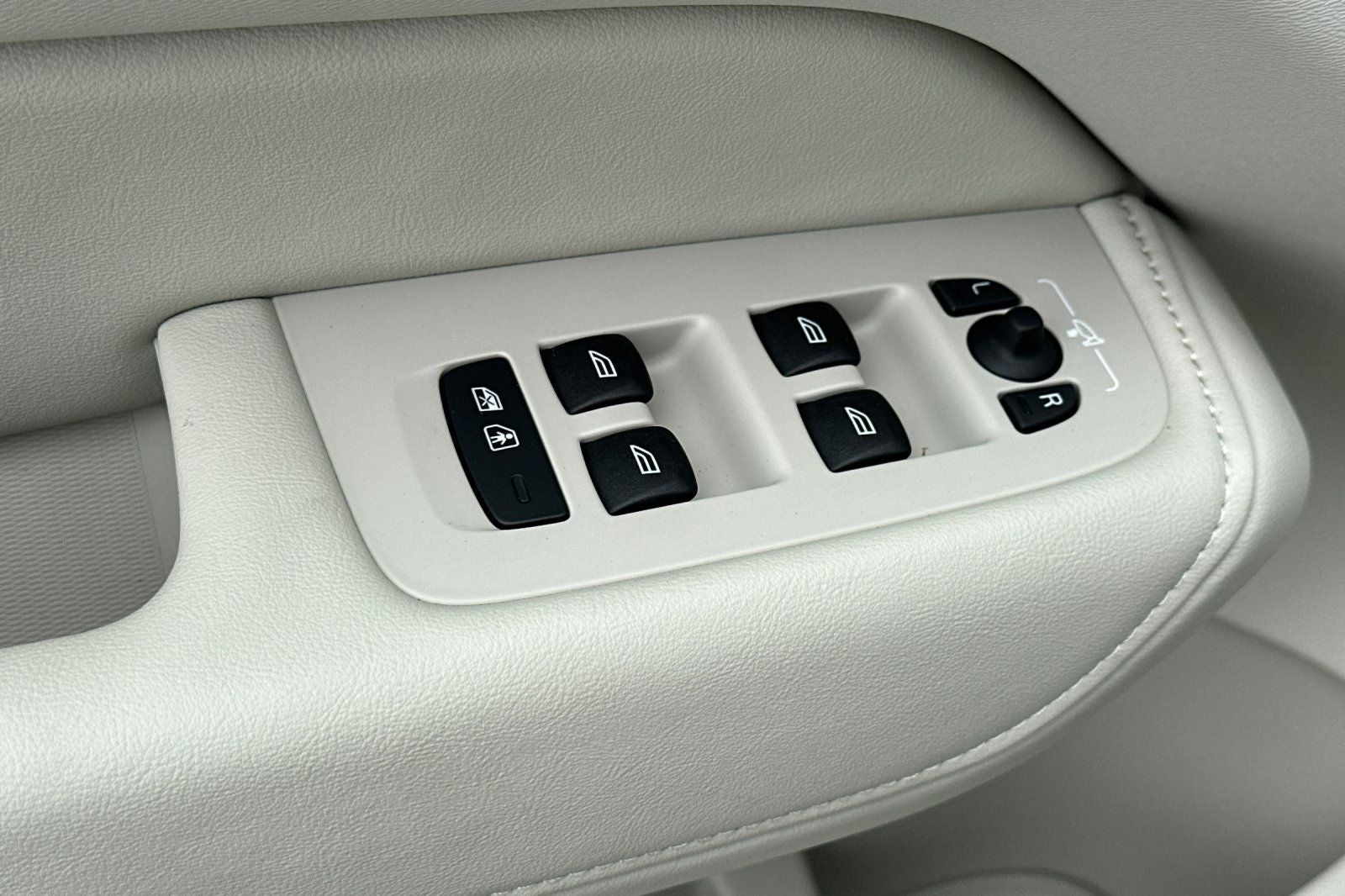 2025 Volvo XC60 B5 Ultra