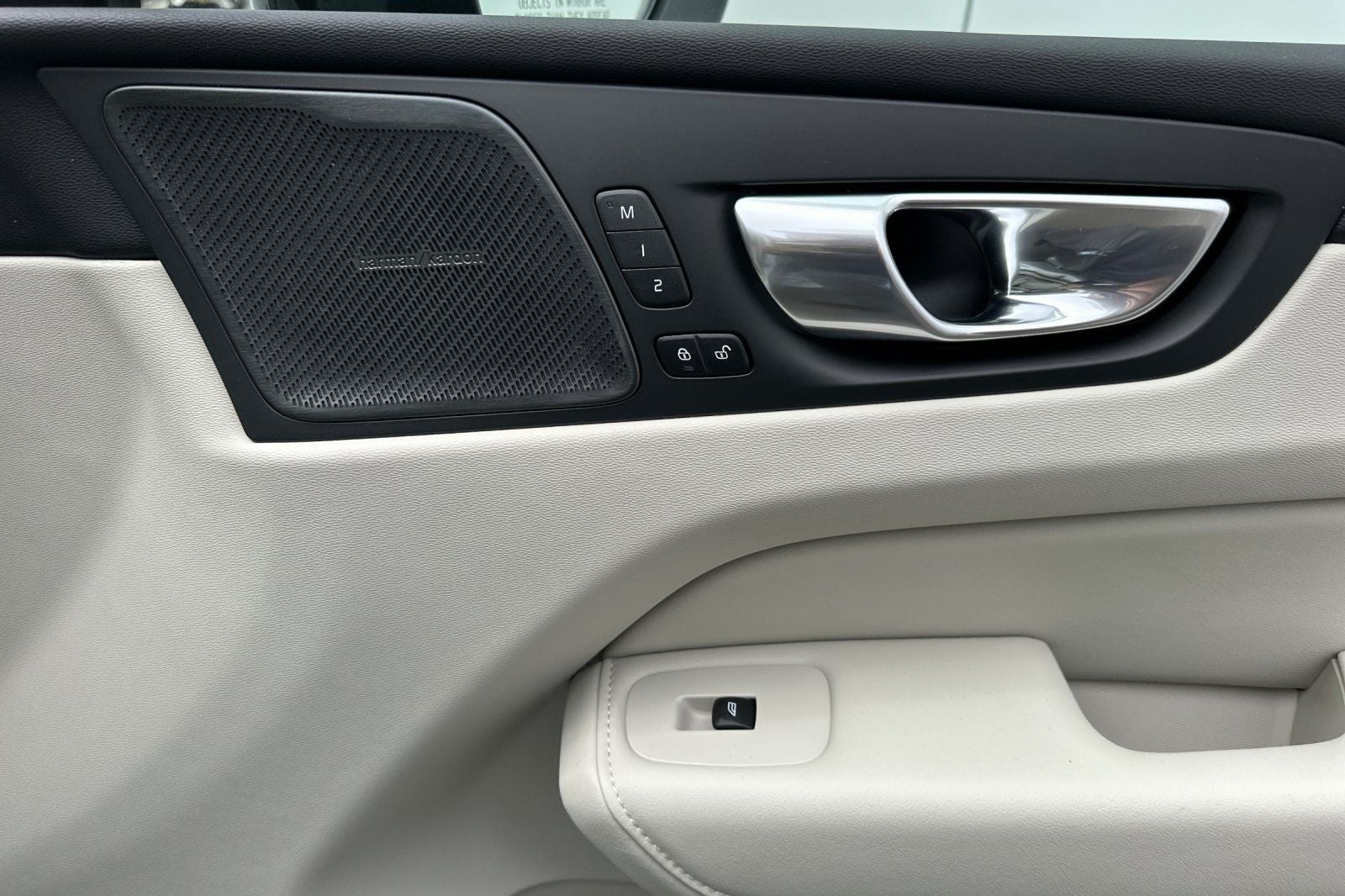 2025 Volvo XC60 B5 Ultra