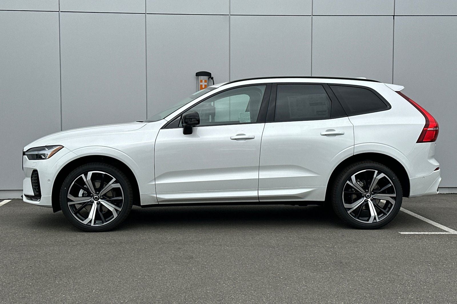 2025 Volvo XC60 B5 Ultra