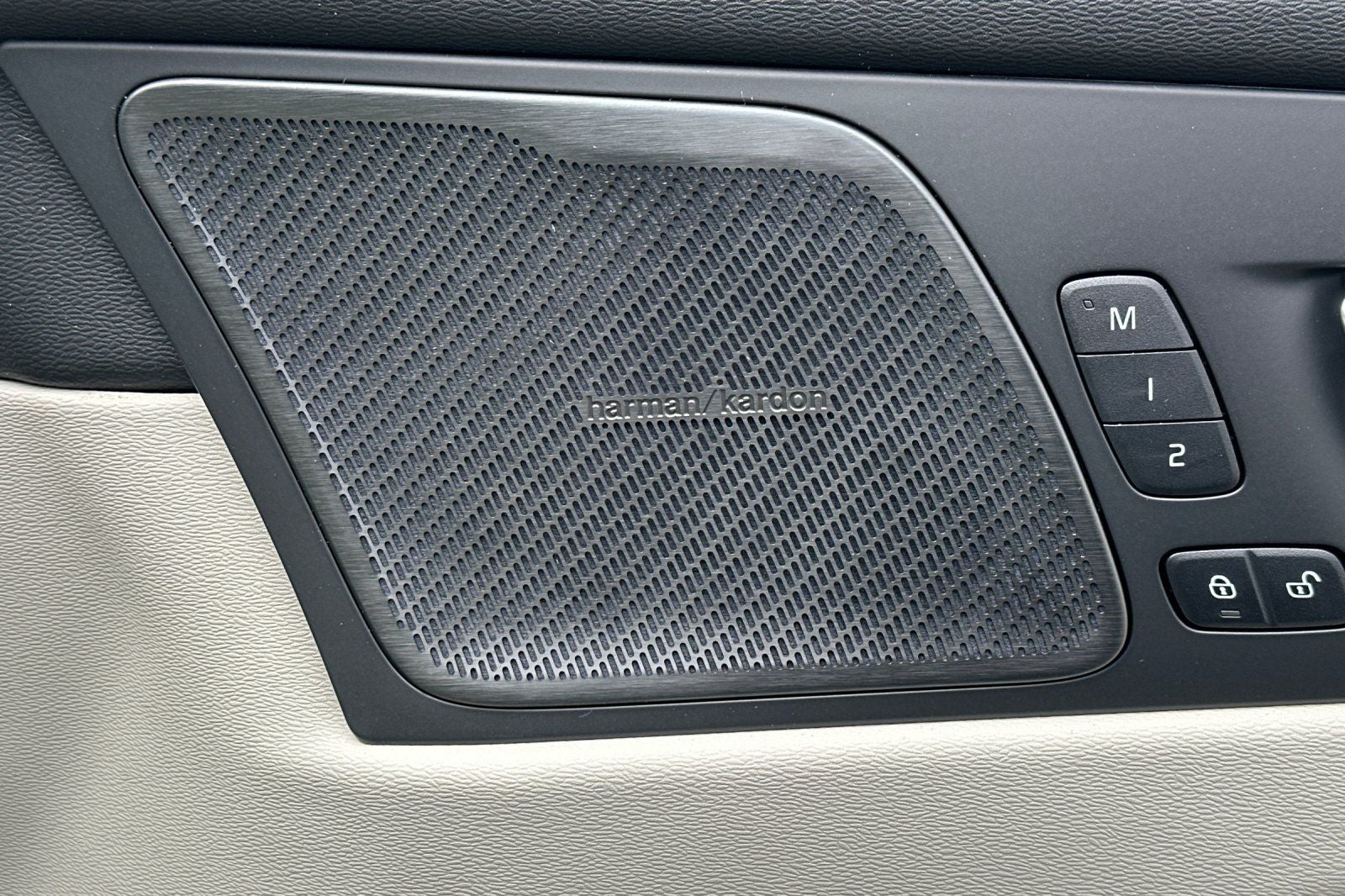 2025 Volvo XC60 B5 Ultra