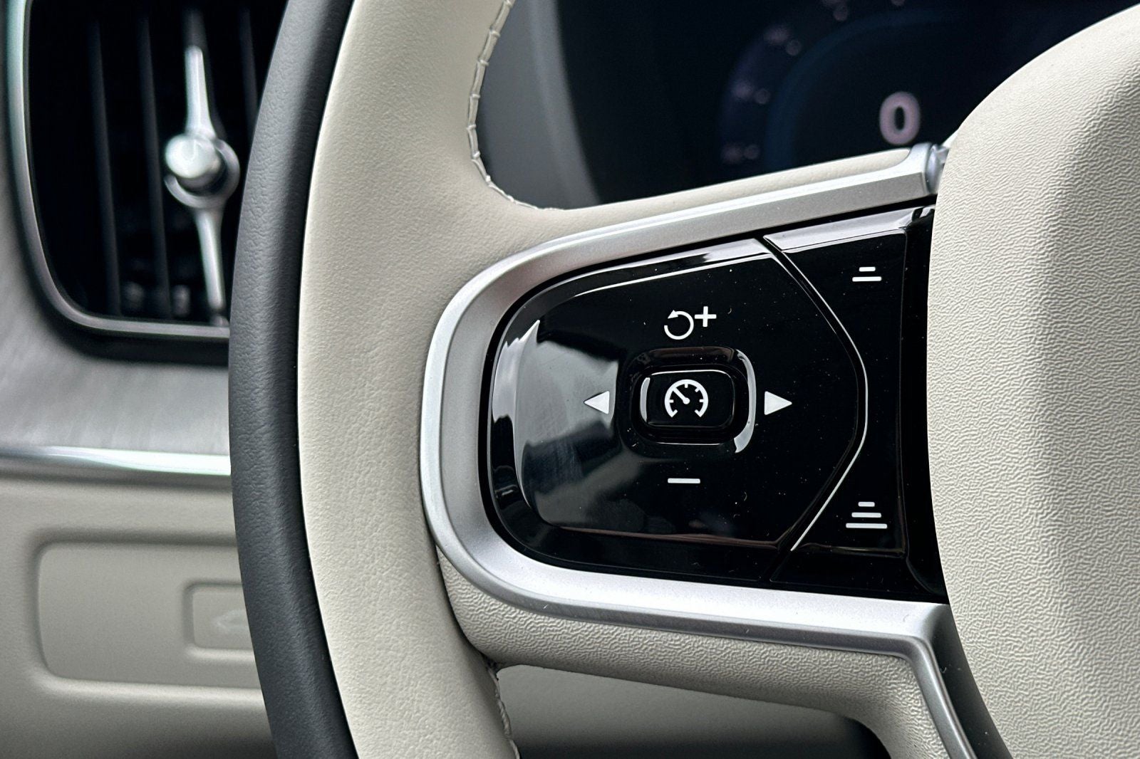 2025 Volvo XC60 B5 Ultra