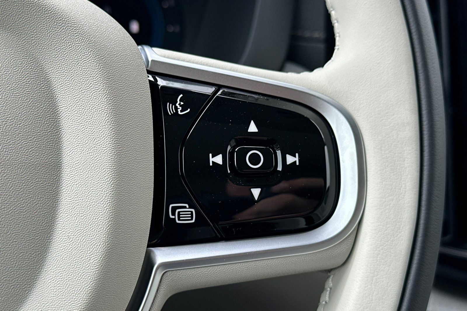 2025 Volvo XC60 B5 Ultra