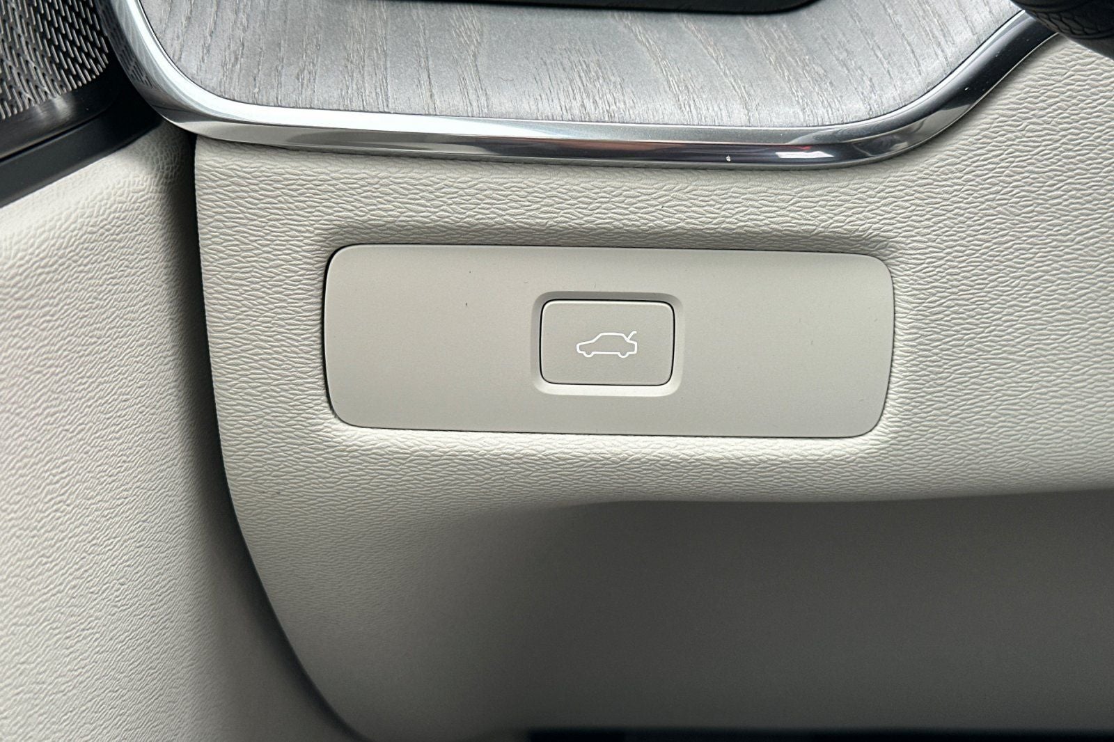 2025 Volvo XC60 B5 Ultra