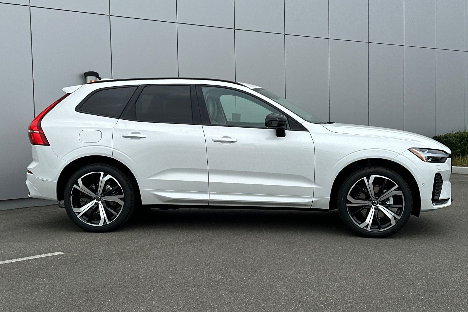 2025 Volvo XC60 B5 Ultra