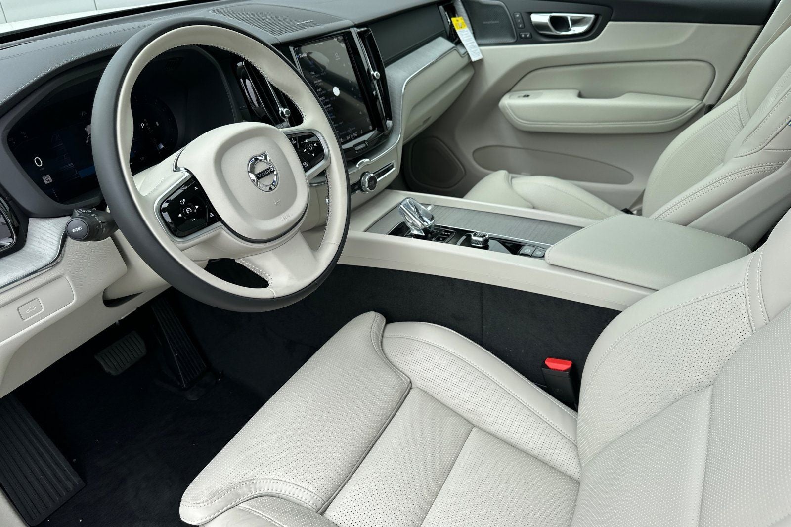 2025 Volvo XC60 B5 Ultra