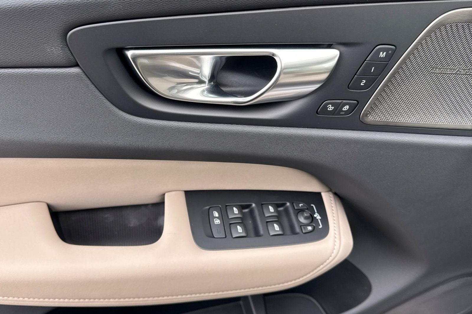2027 Volvo XC60 B5 Plus