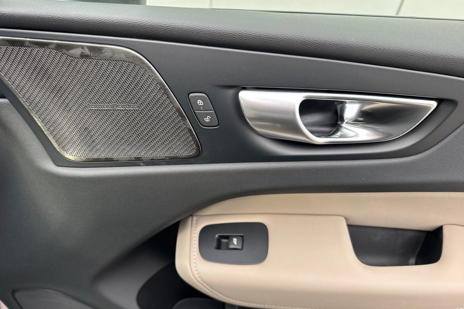 2027 Volvo XC60 B5 Plus