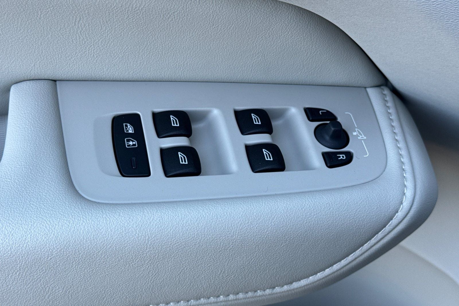 2027 Volvo XC60 B5 Ultra