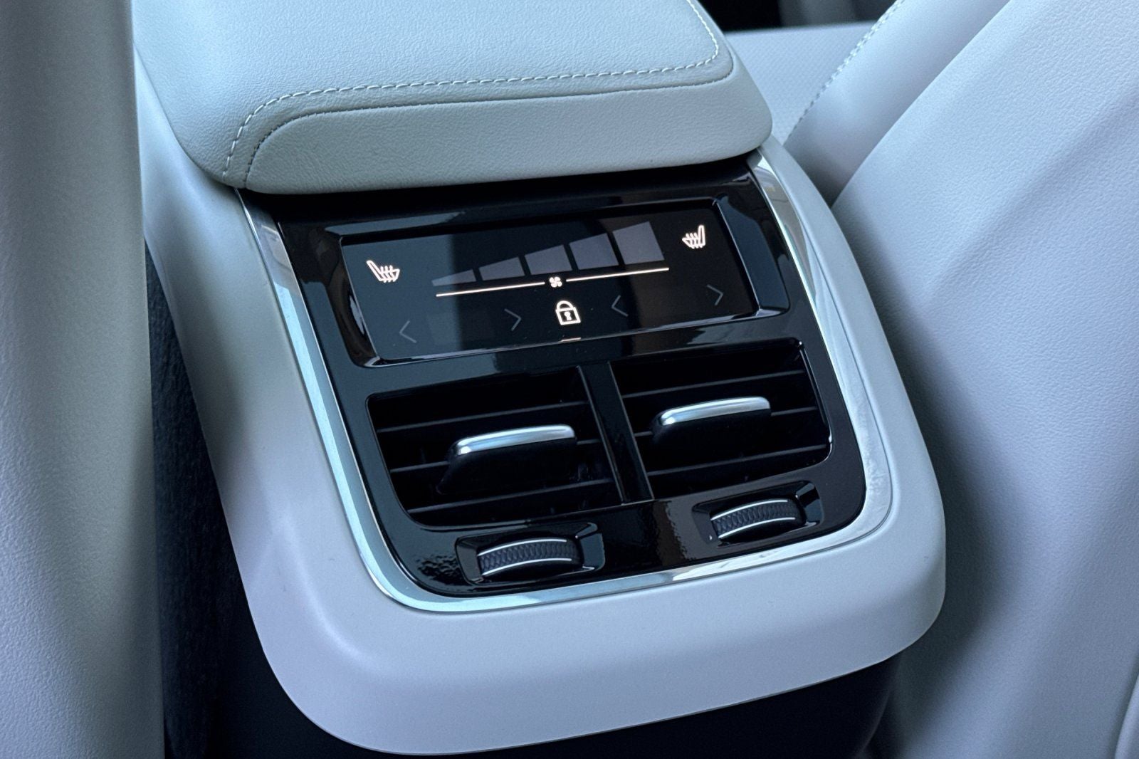 2027 Volvo XC60 B5 Ultra