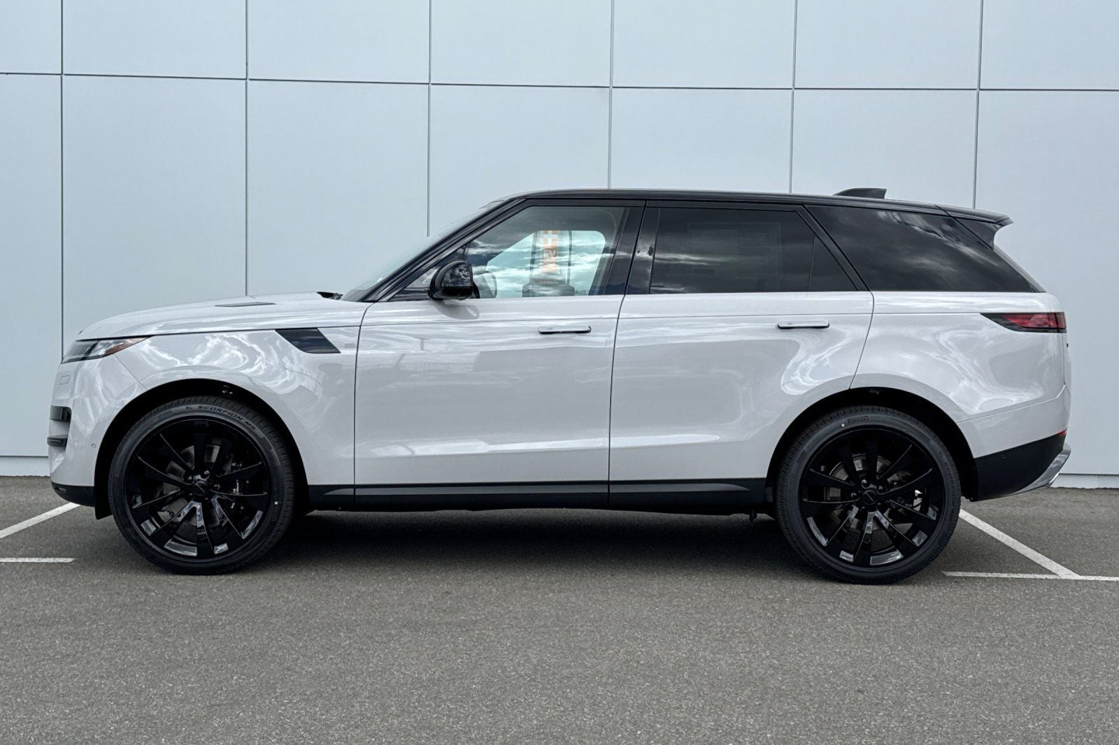2026 Land Rover Range Rover Sport SE