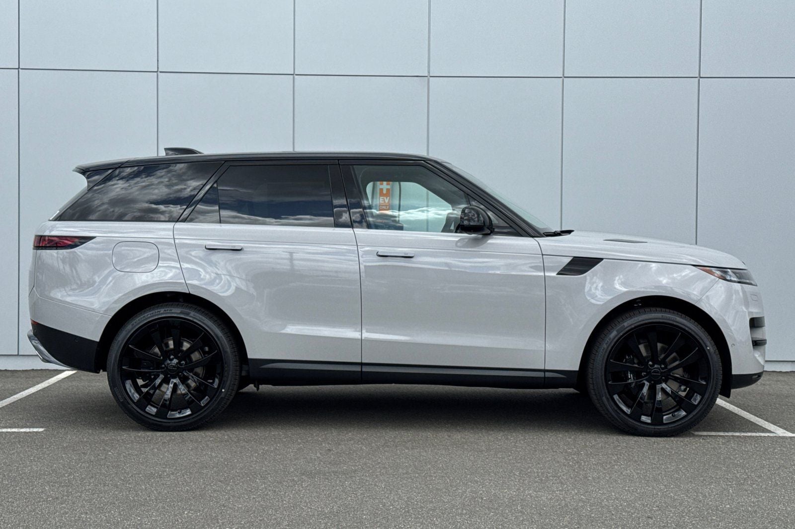 2026 Land Rover Range Rover Sport SE