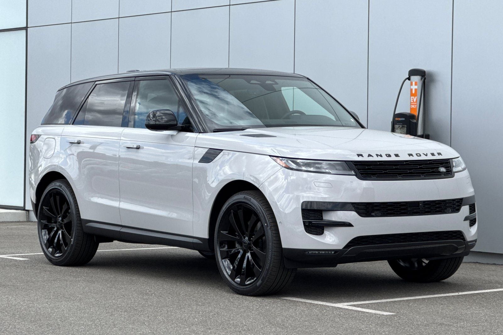 2026 Land Rover Range Rover Sport SE