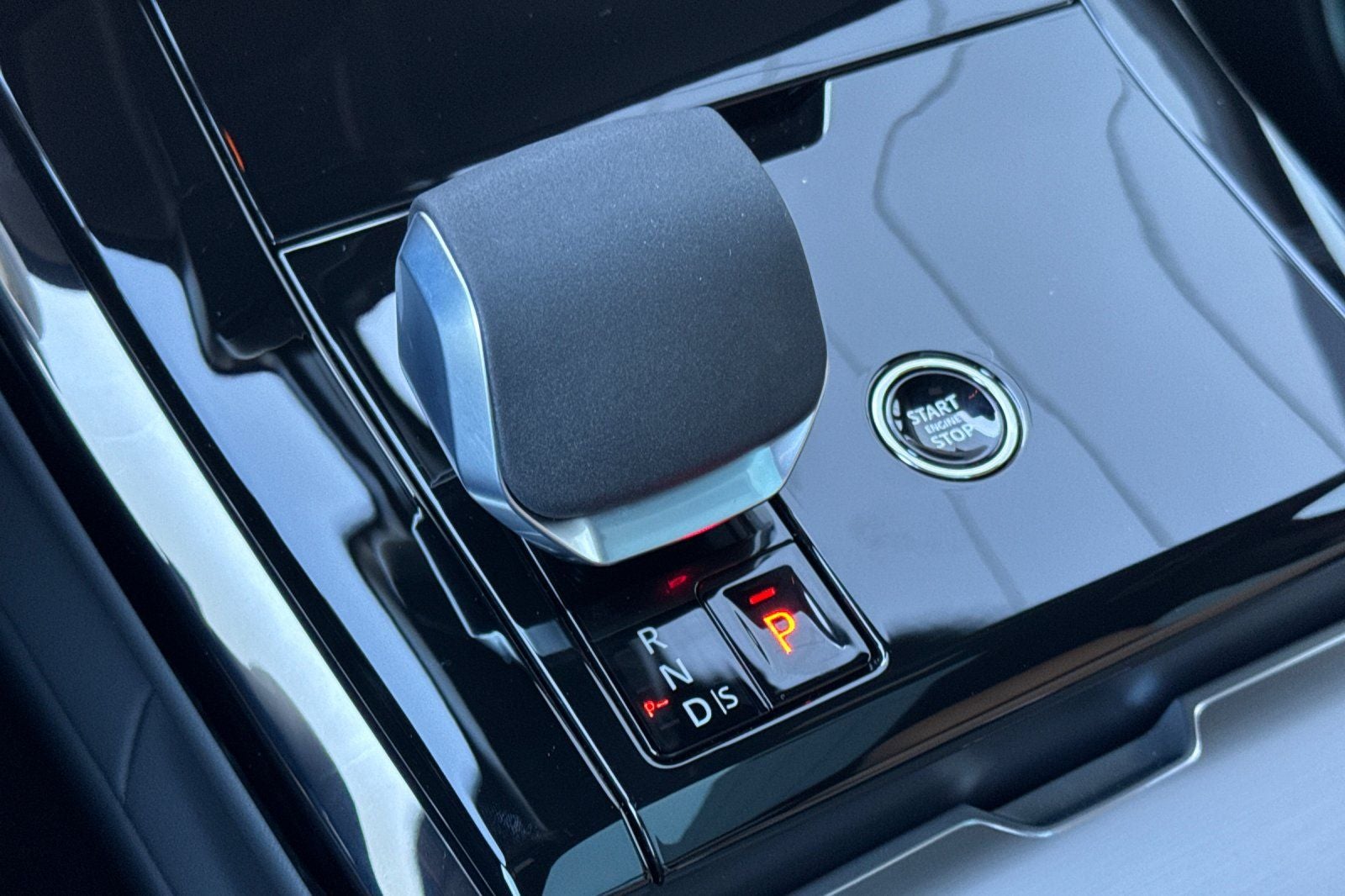 2026 Land Rover Range Rover Sport SE