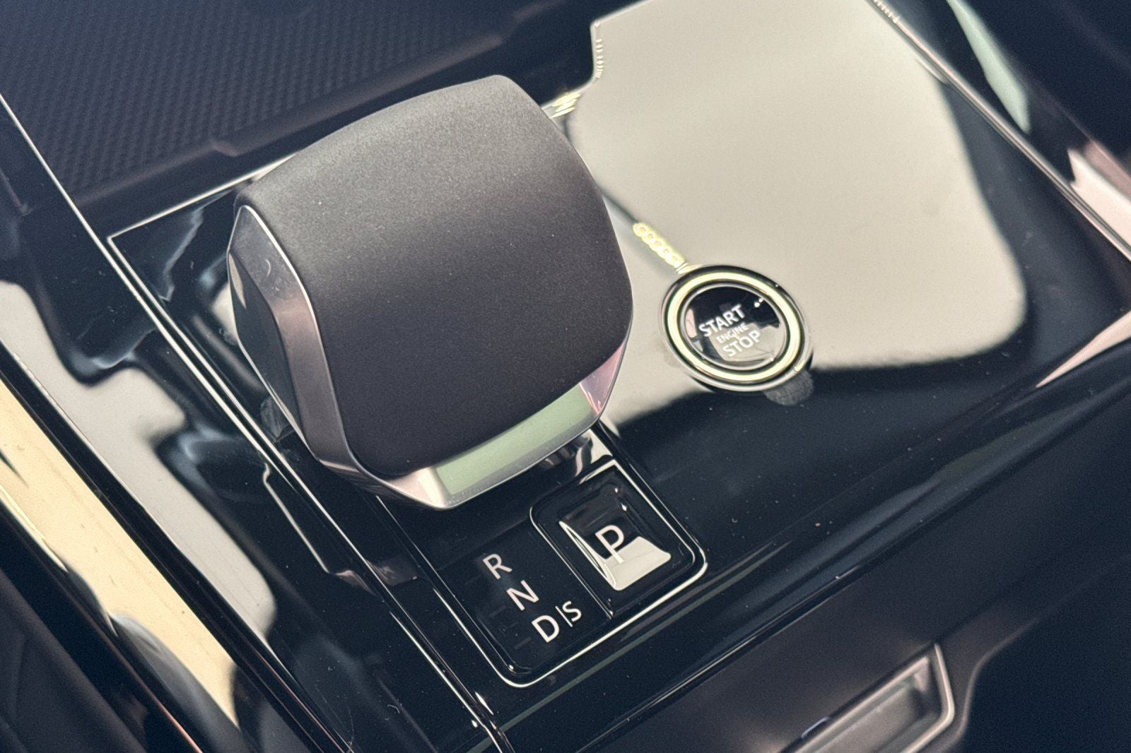 2026 Land Rover Range Rover Sport SE