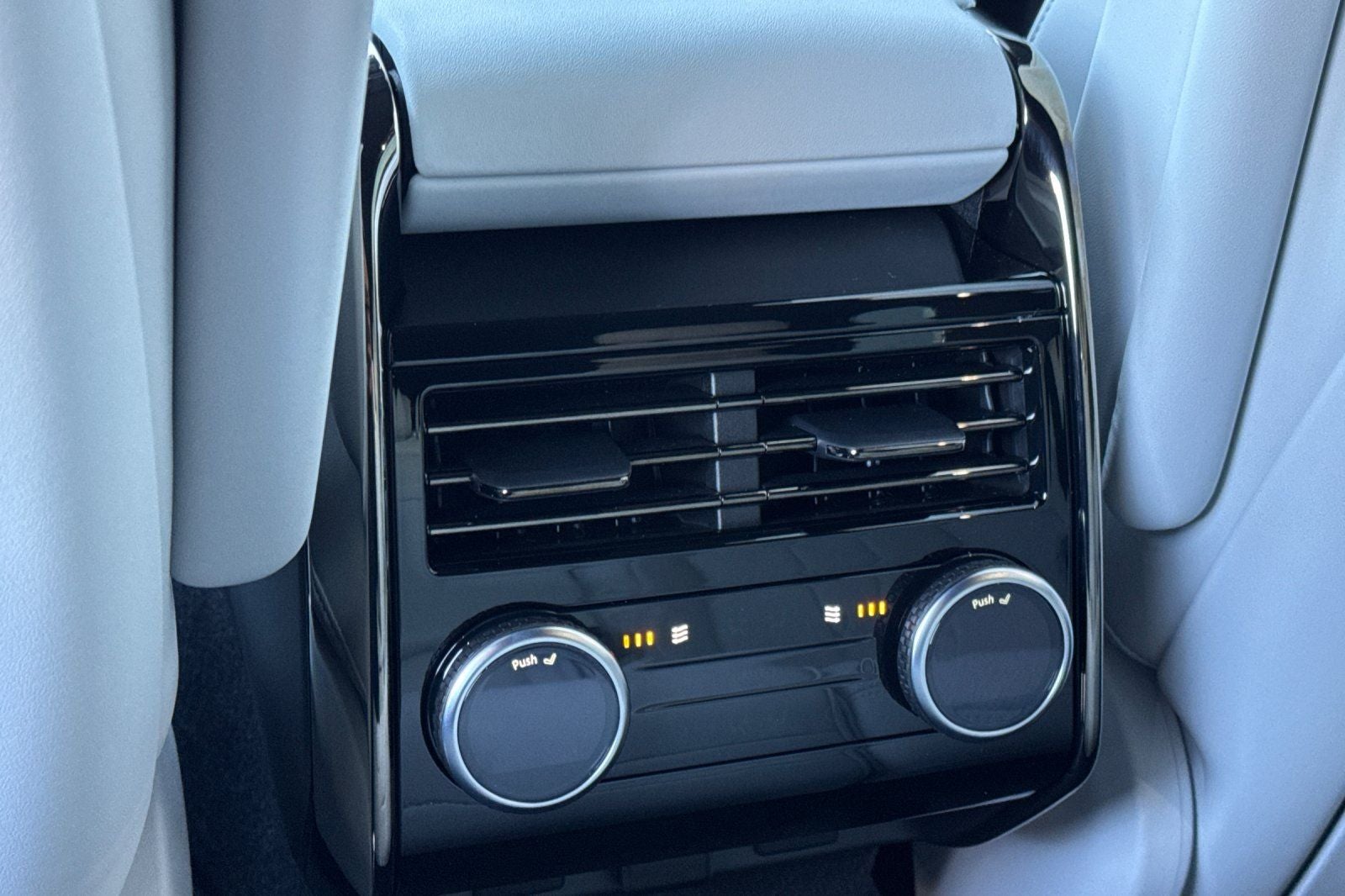 2026 Land Rover Range Rover Sport SE