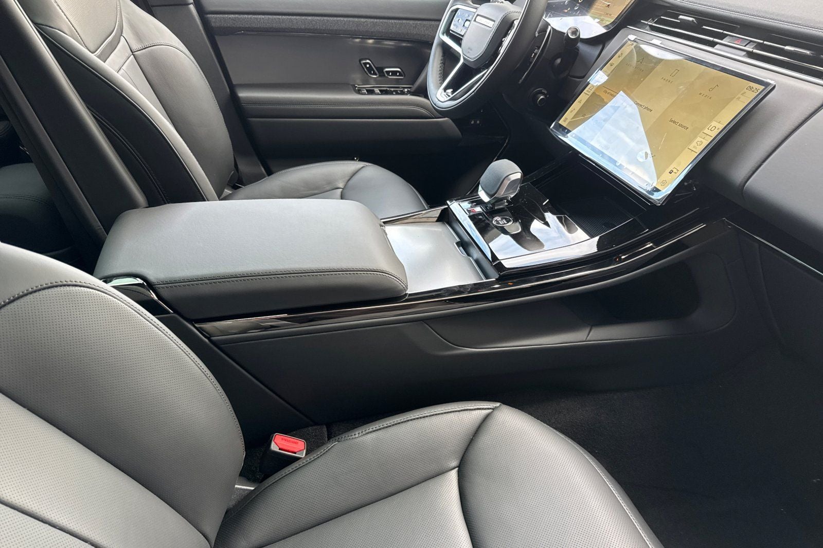 2026 Land Rover Range Rover Sport SE