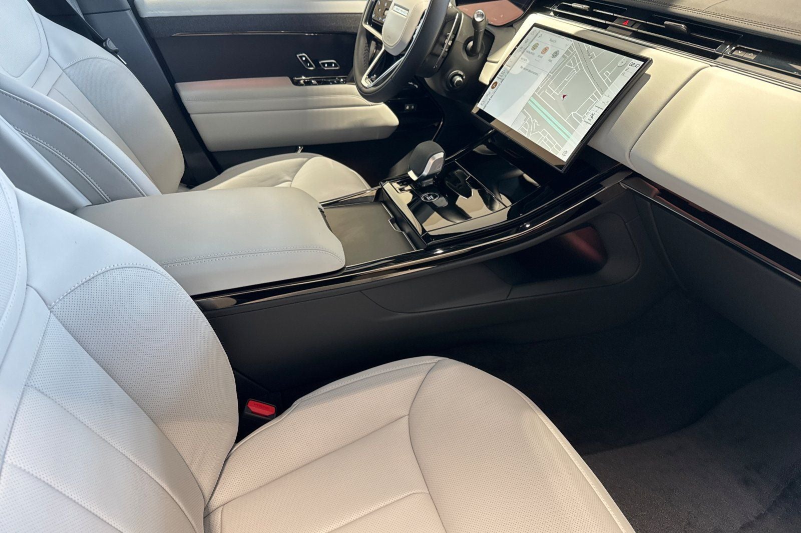 2026 Land Rover Range Rover Sport SE