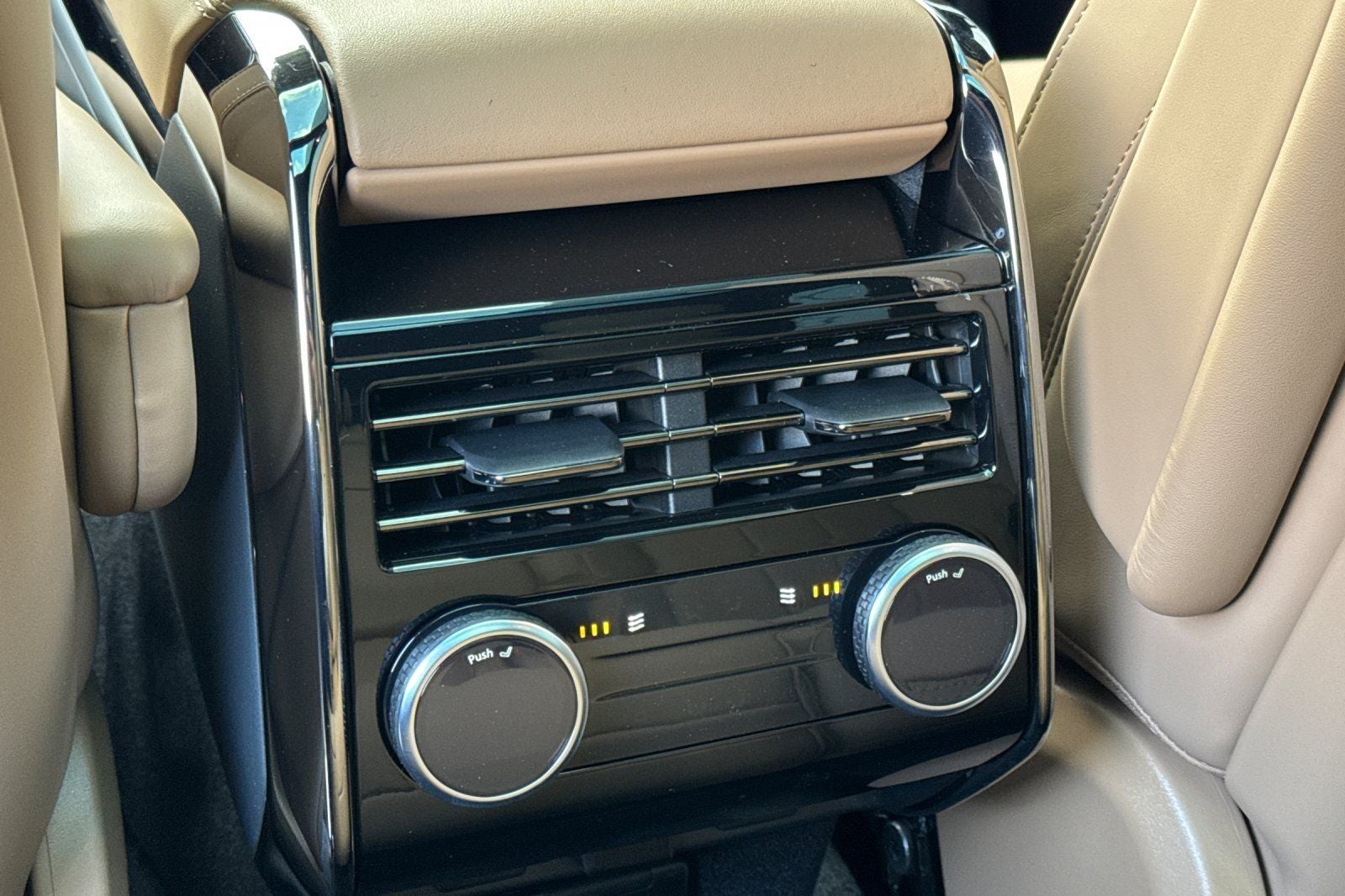2026 Land Rover Range Rover Sport SE