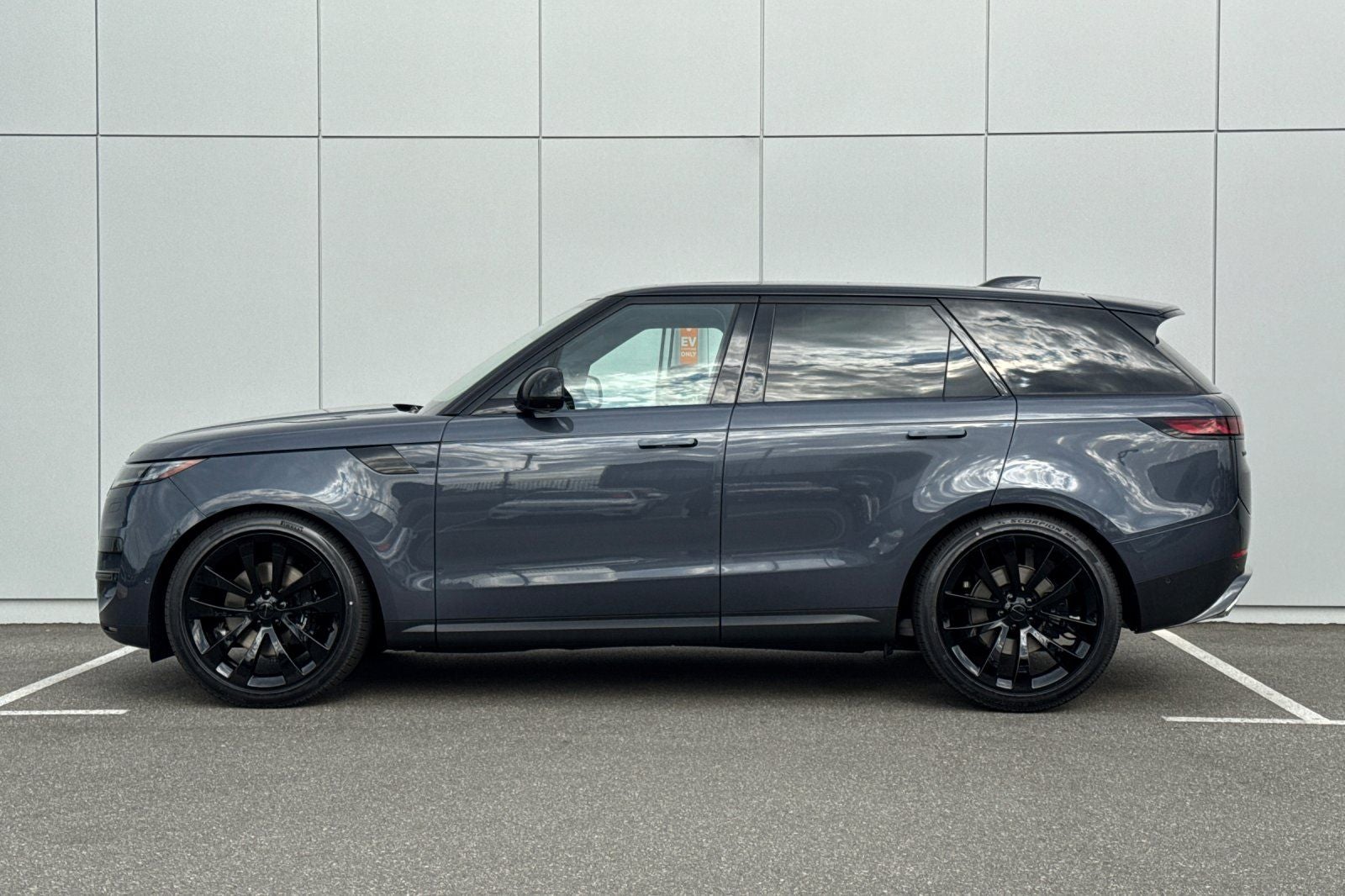 2026 Land Rover Range Rover Sport SE