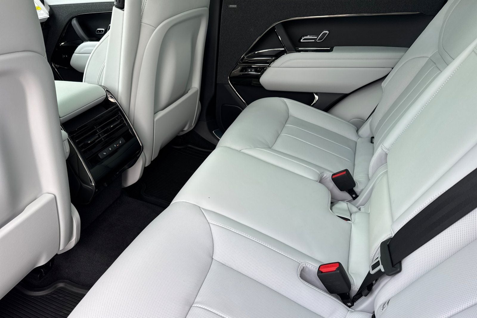 2026 Land Rover Range Rover Sport SE
