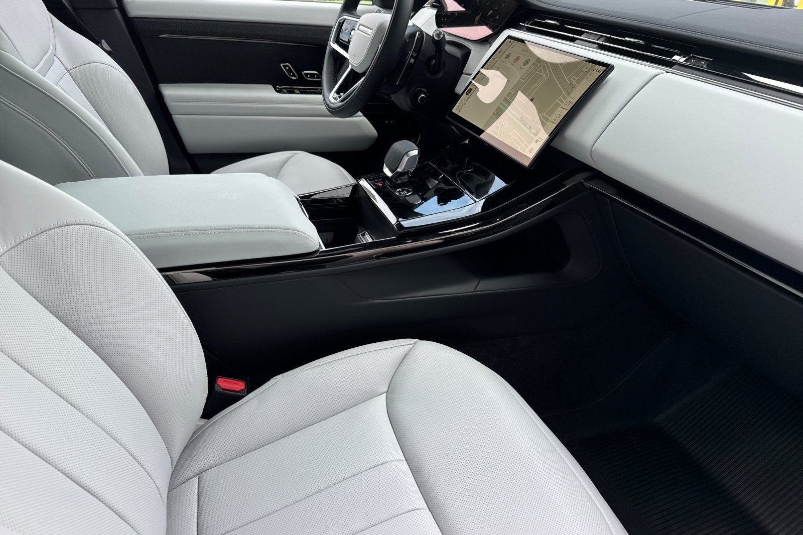2026 Land Rover Range Rover Sport SE