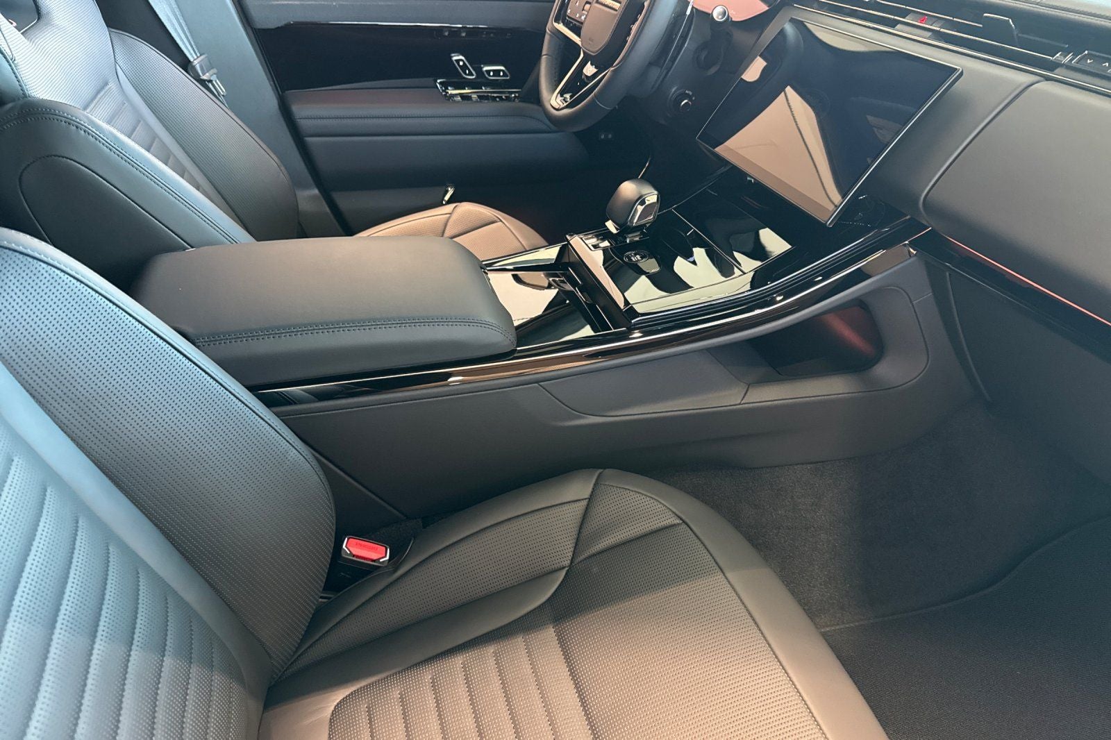 2026 Land Rover Range Rover Sport SV