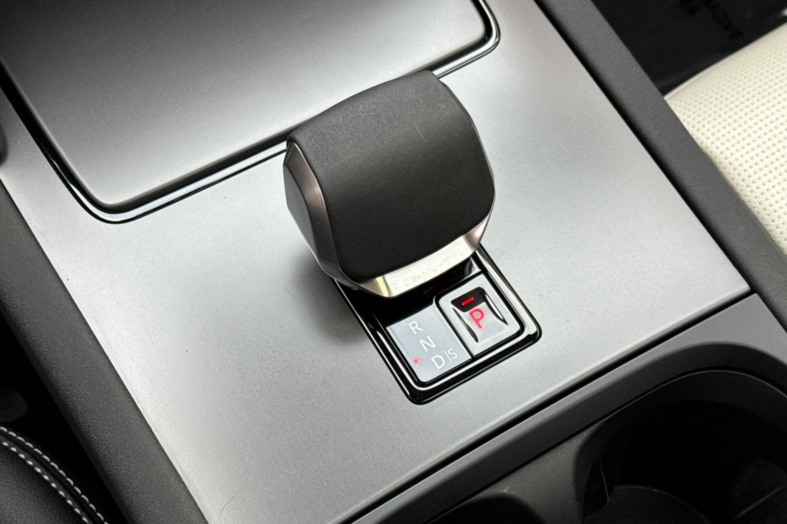 2025 Land Rover Discovery Sport SE