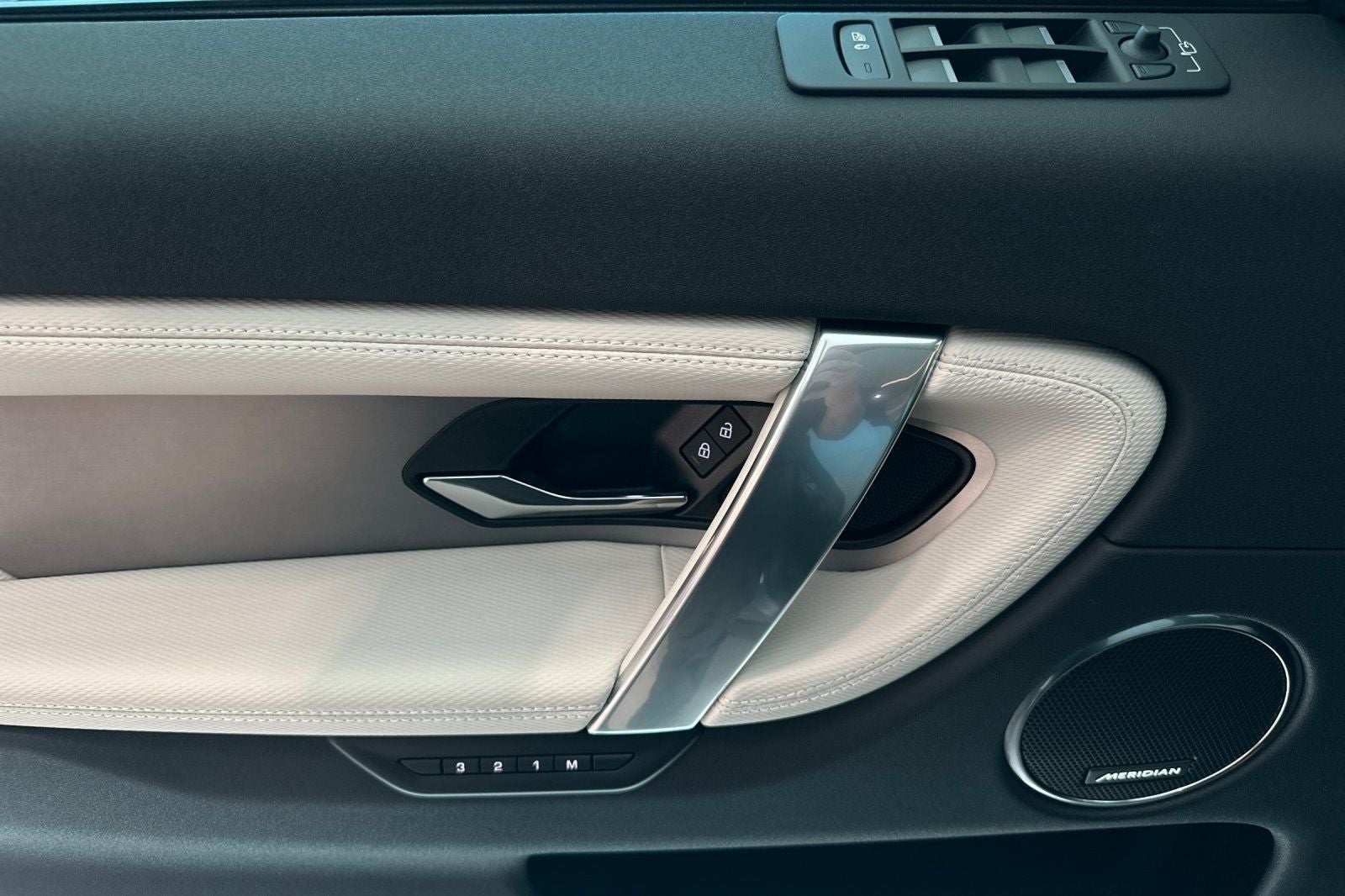 2025 Land Rover Discovery Sport SE