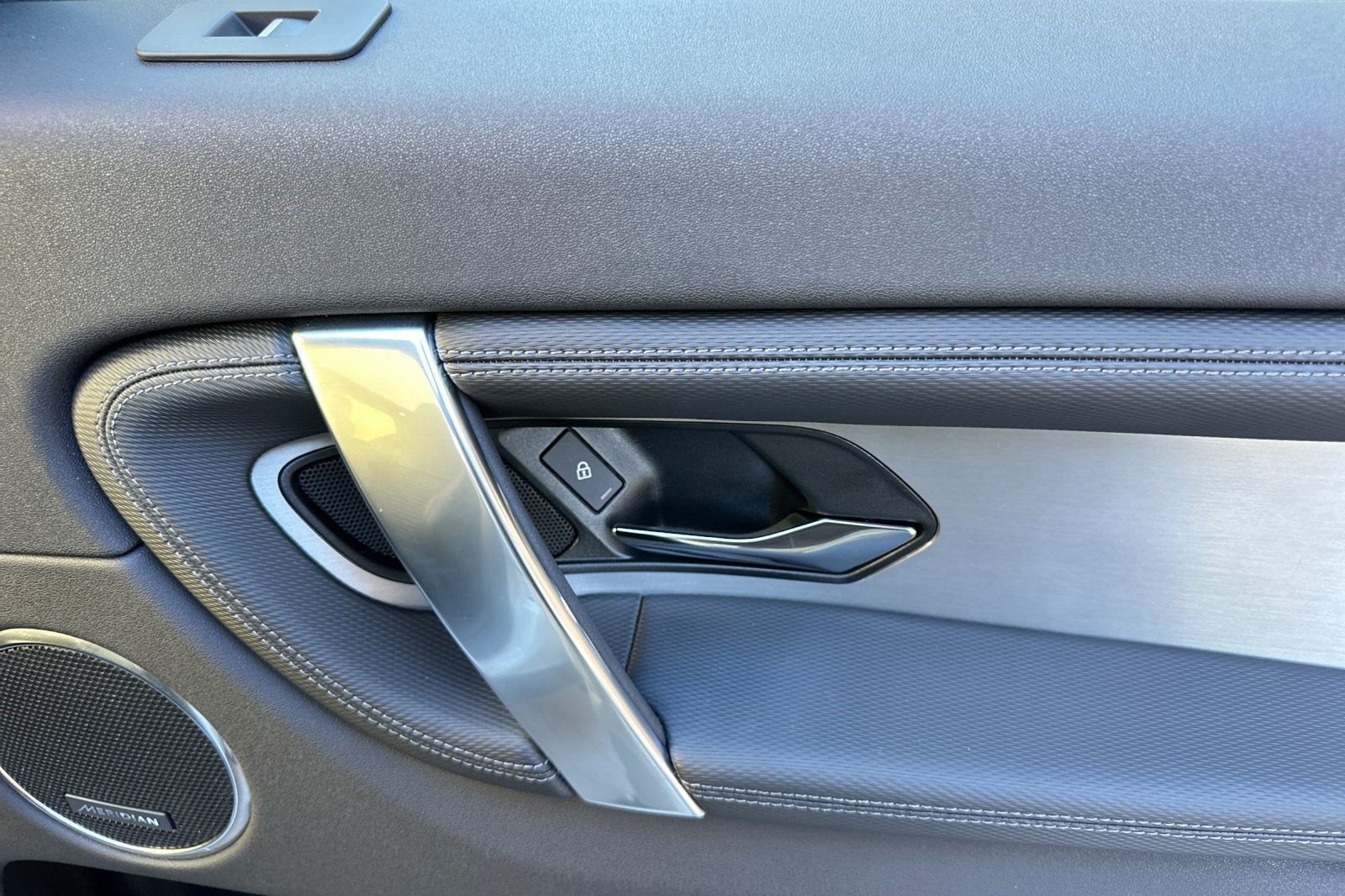 2025 Land Rover Discovery Sport SE