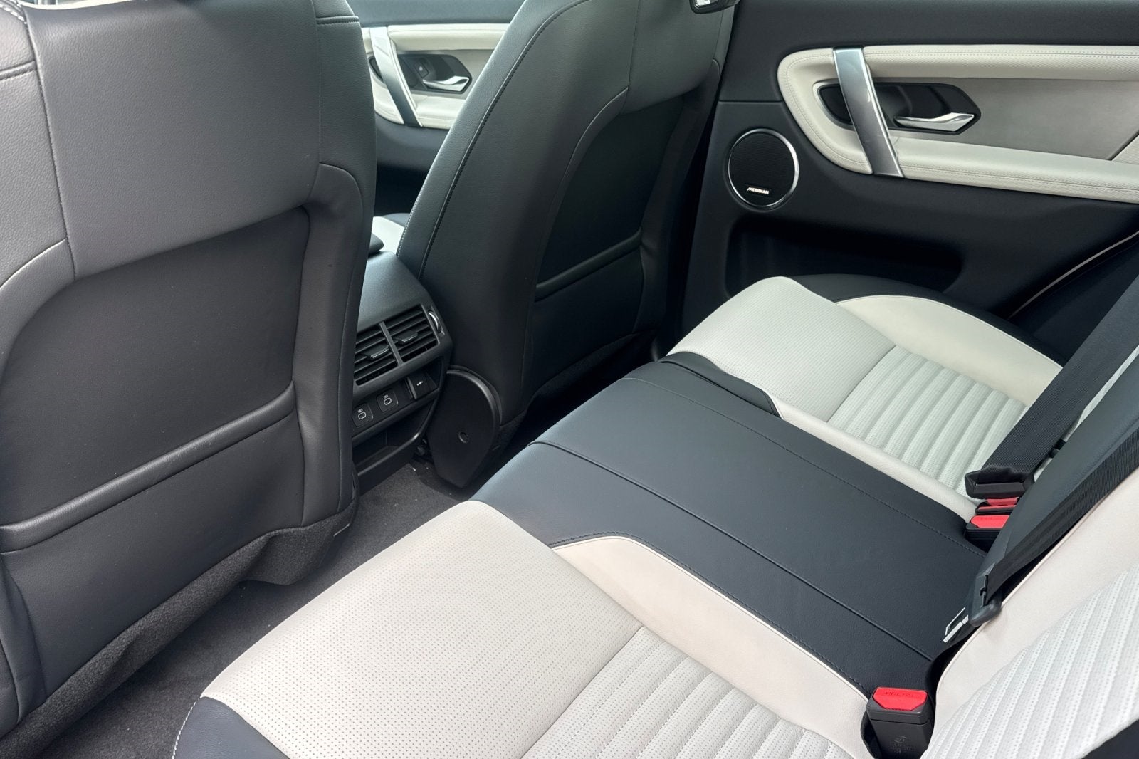 2025 Land Rover Discovery Sport SE