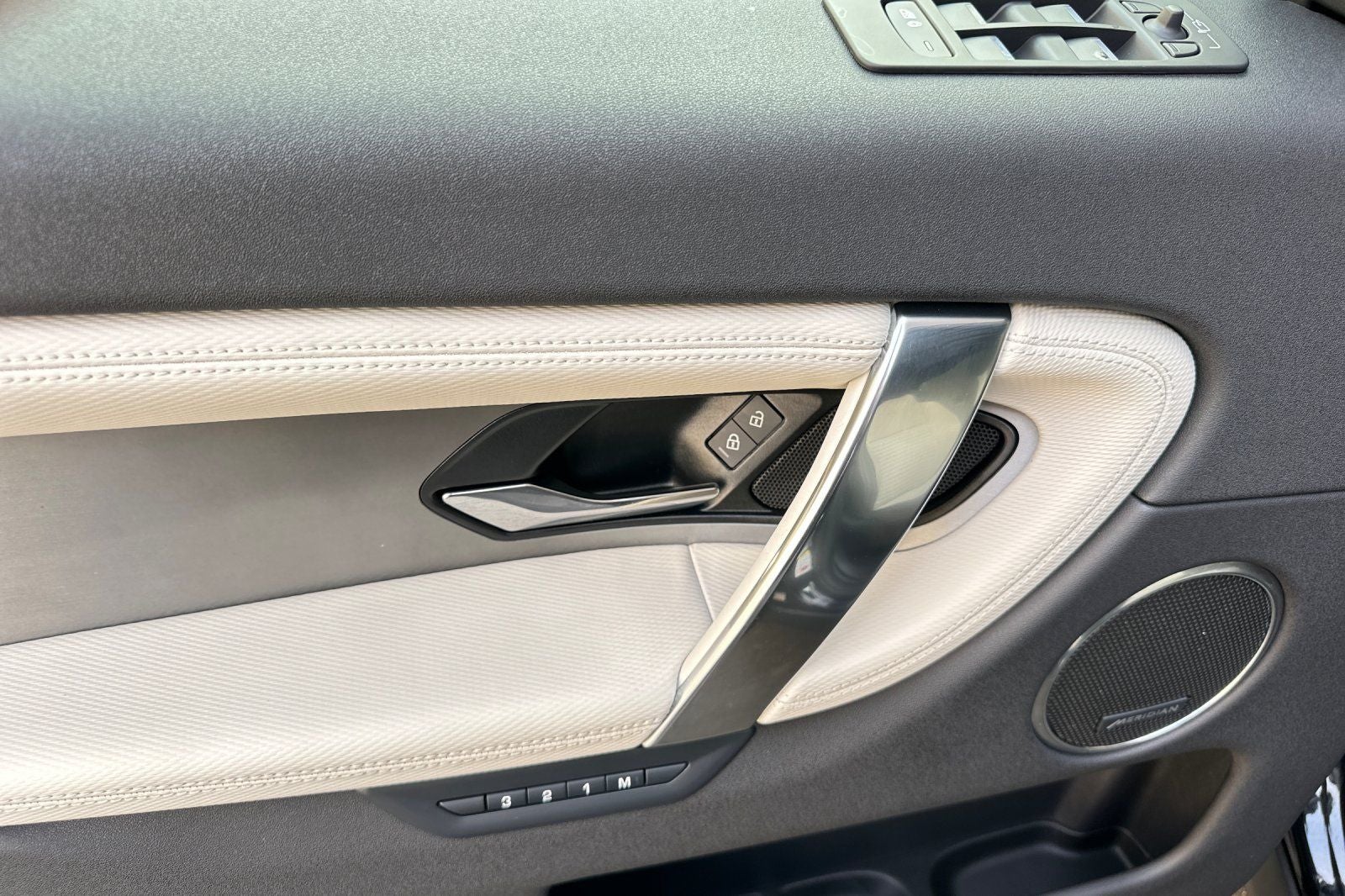 2025 Land Rover Discovery Sport SE