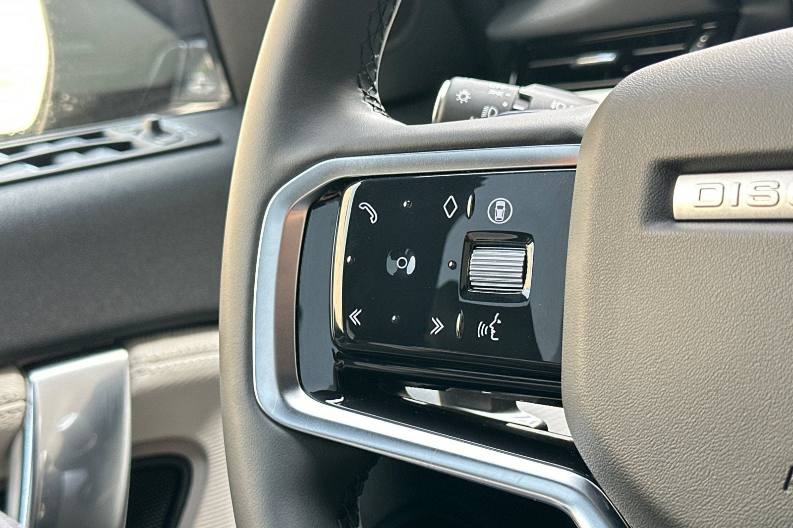 2025 Land Rover Discovery Sport SE