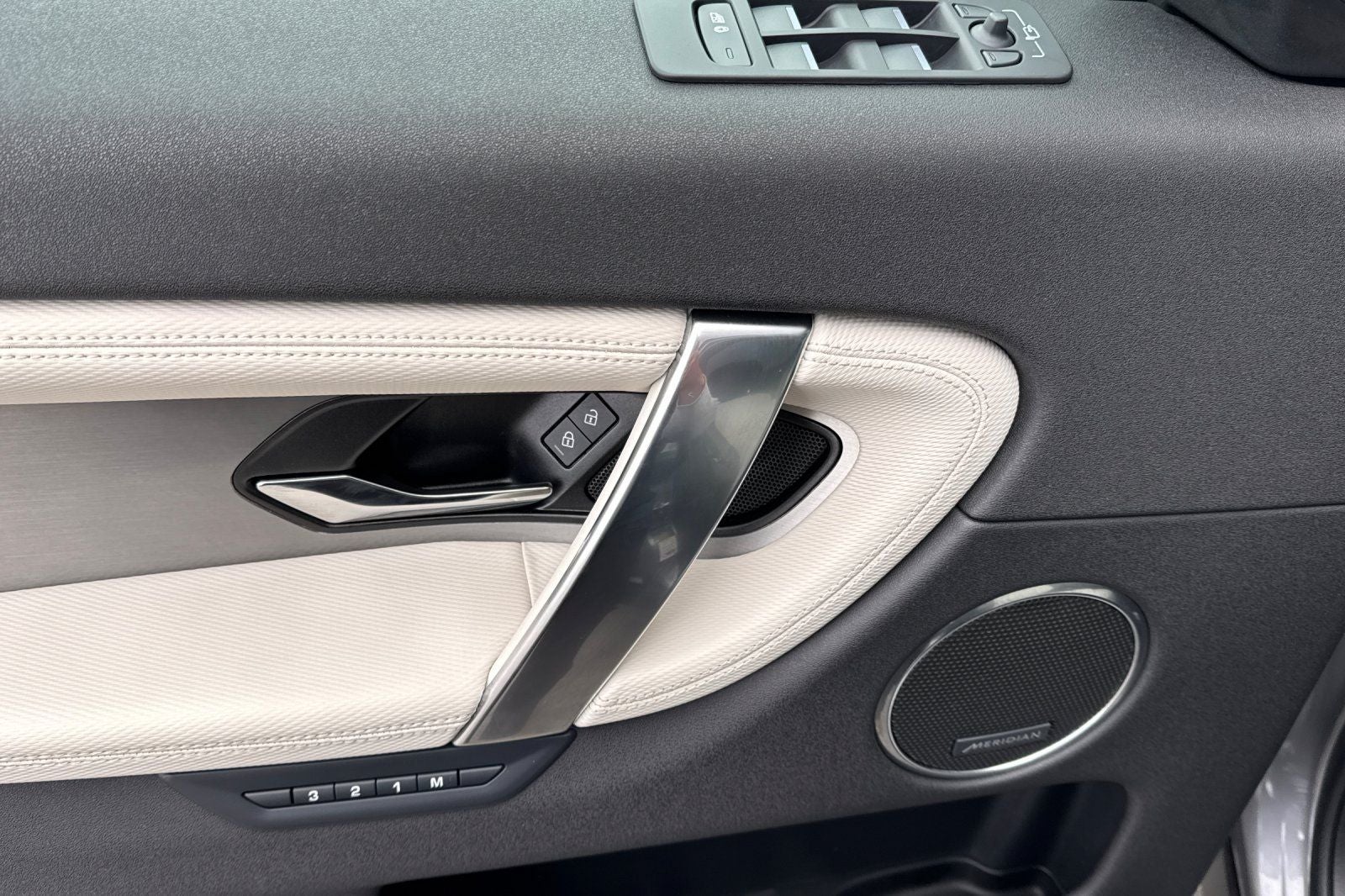 2025 Land Rover Discovery Sport SE