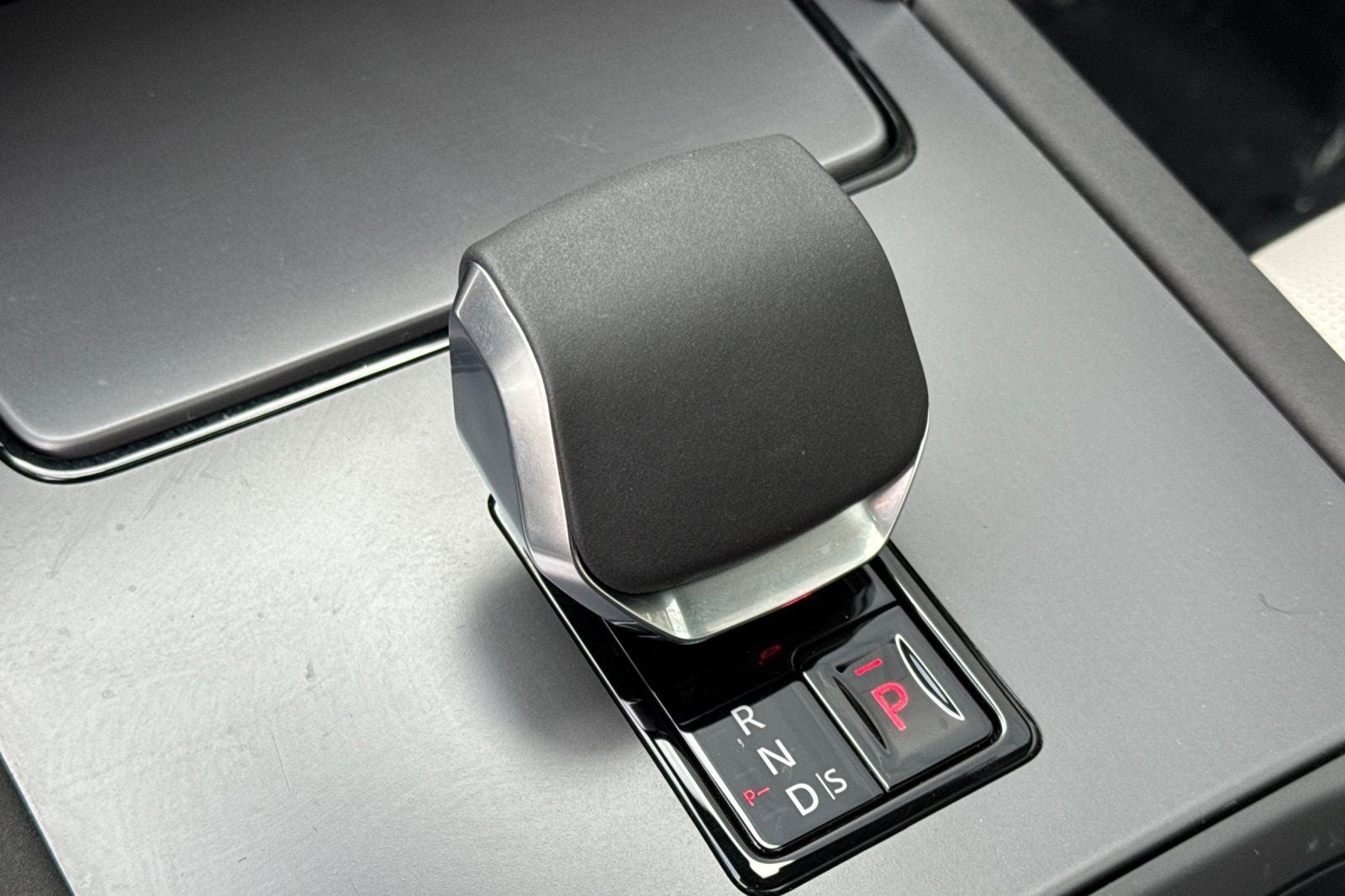 2025 Land Rover Discovery Sport SE