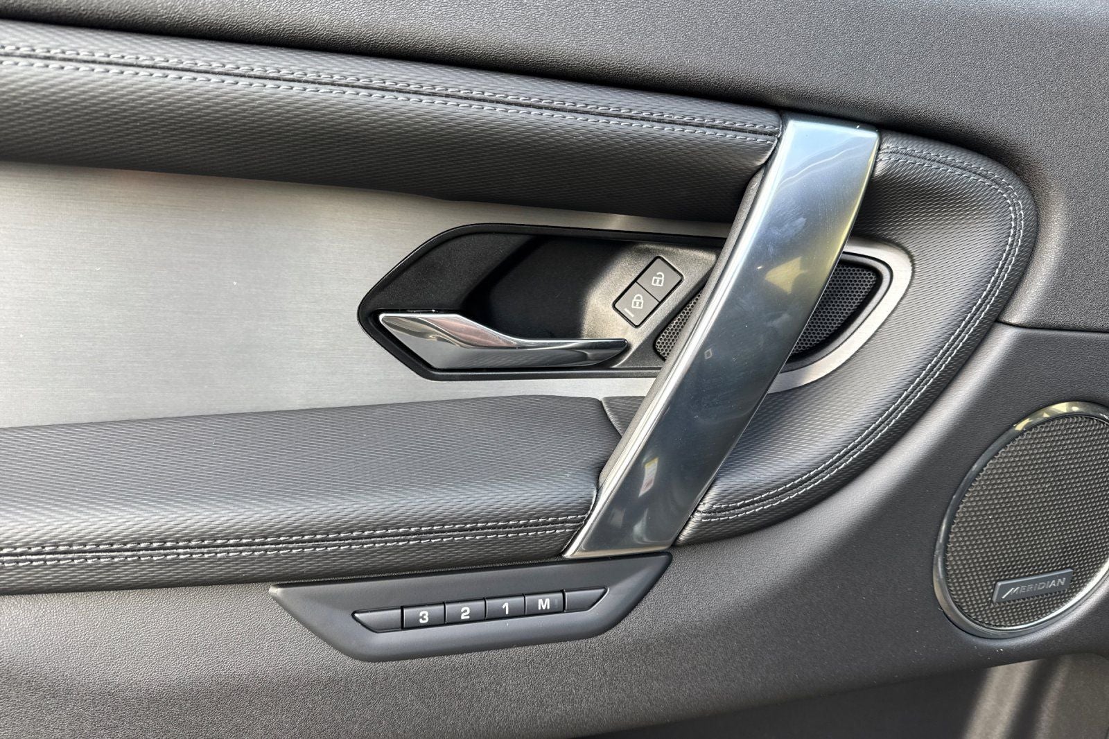 2025 Land Rover Discovery Sport SE