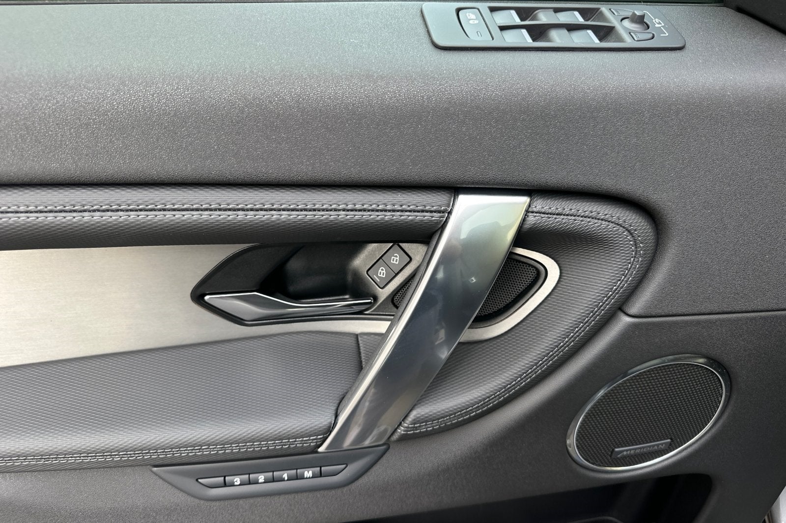 2025 Land Rover Discovery Sport SE