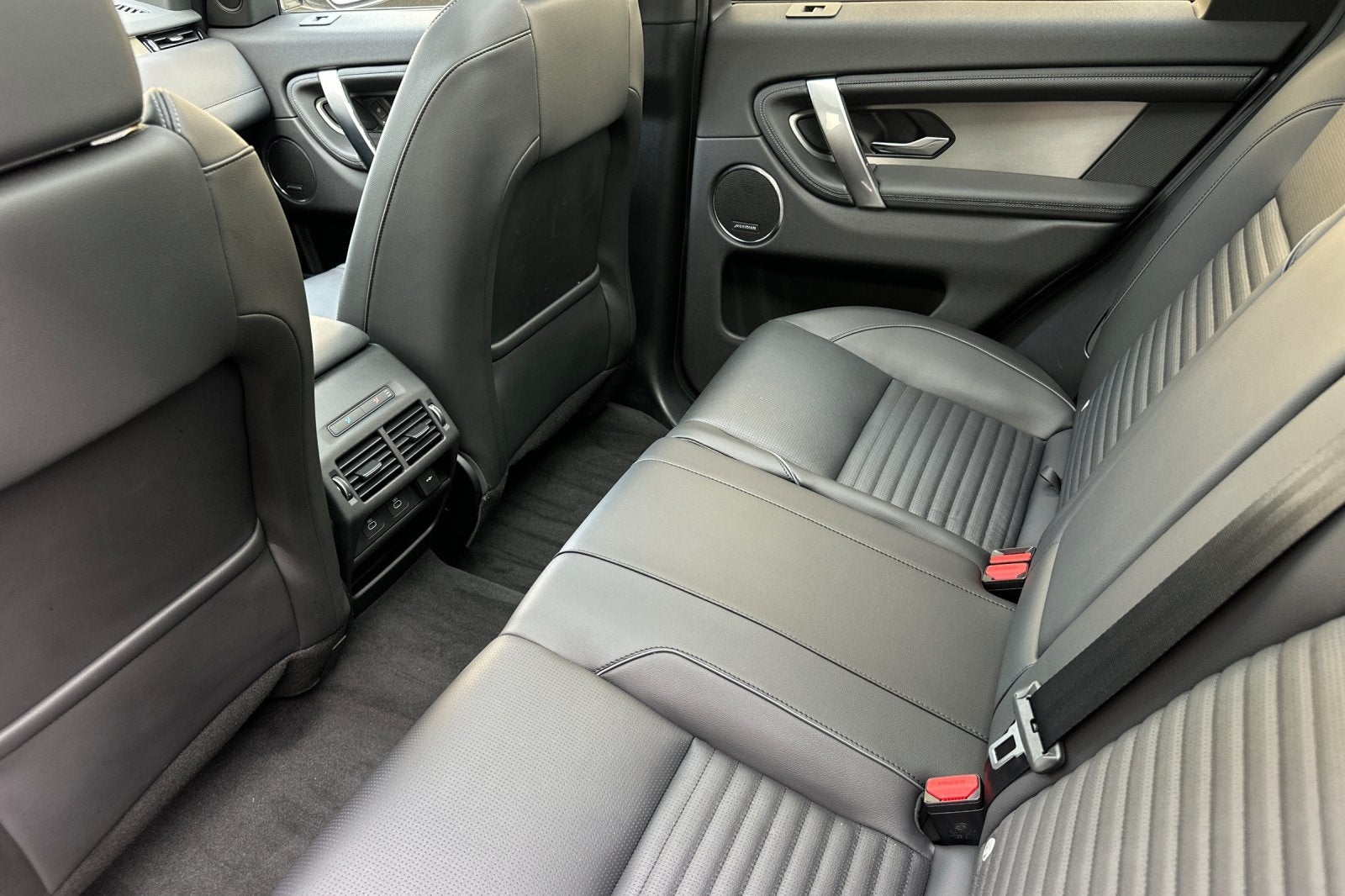 2025 Land Rover Discovery Sport SE